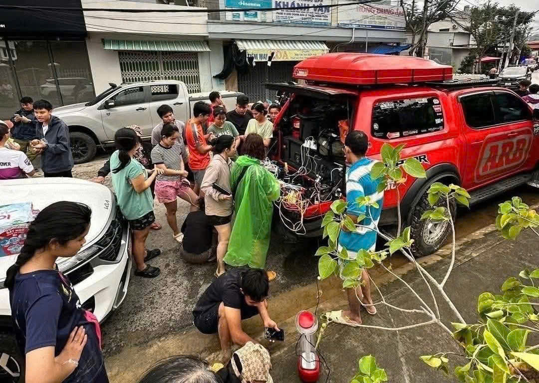 Giúp người vùng rốn lũ lịch sử: 'Nghe chị em cần quần áo lót, tôi liền mua'- Ảnh 3.