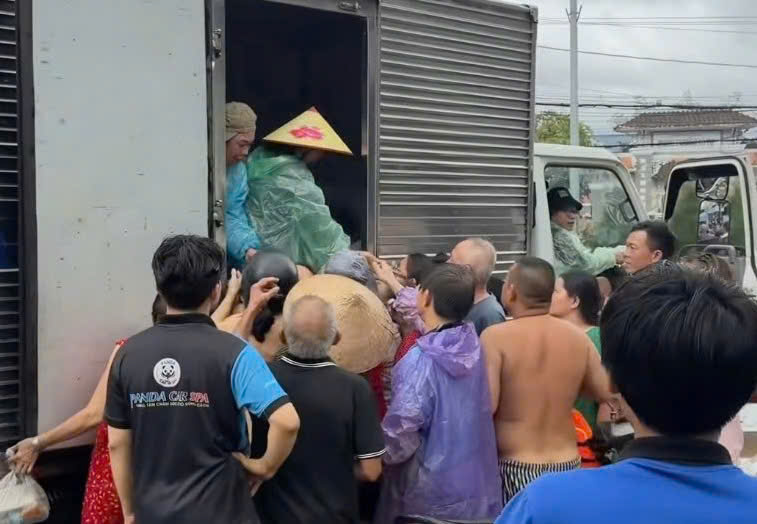 Giúp người vùng rốn lũ lịch sử: 'Nghe chị em cần quần áo lót, tôi liền mua'- Ảnh 5.