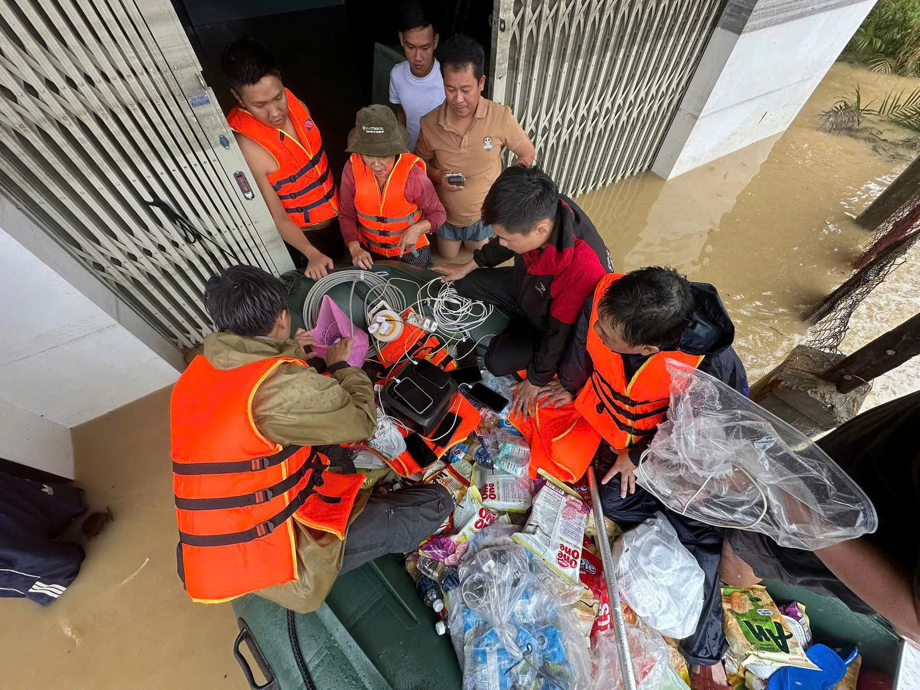 Giúp người vùng rốn lũ lịch sử: 'Nghe chị em cần quần áo lót, tôi liền mua'- Ảnh 1.