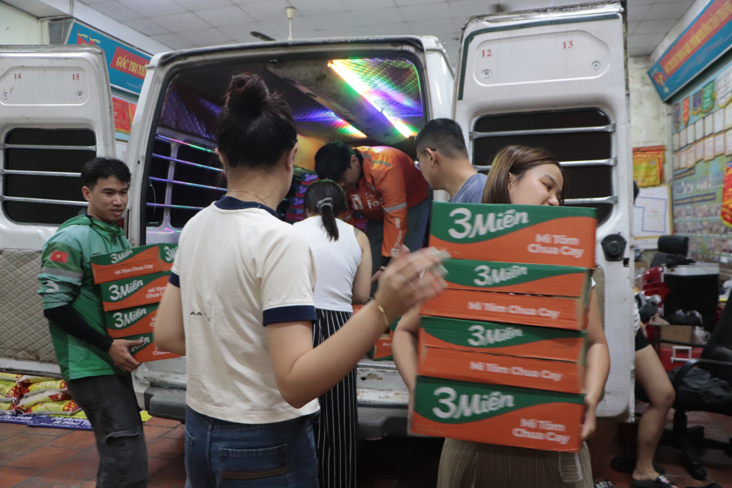 Nhóm bạn trẻ túc trực đêm vì miền Trung: ‘bệnh thì uống thuốc, miễn giúp bà con’- Ảnh 1. Nhóm bạn trẻ túc trực đêm vì miền Trung: ‘bệnh thì uống thuốc, miễn giúp bà con’- Ảnh 1.