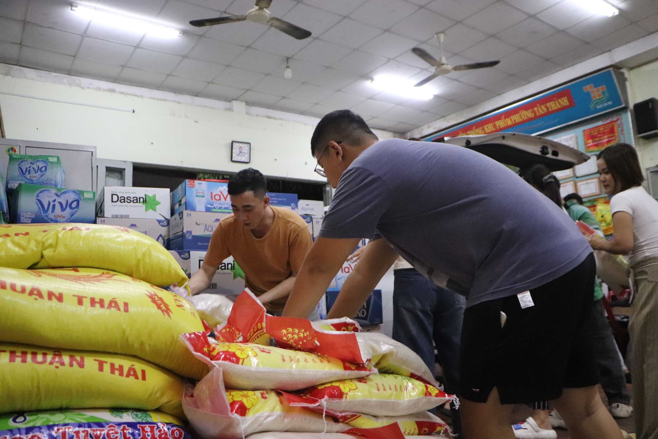 Nhóm bạn trẻ túc trực đêm vì miền Trung: ‘bệnh thì uống thuốc, miễn giúp bà con’- Ảnh 2. Nhóm bạn trẻ túc trực đêm vì miền Trung: ‘bệnh thì uống thuốc, miễn giúp bà con’- Ảnh 2.