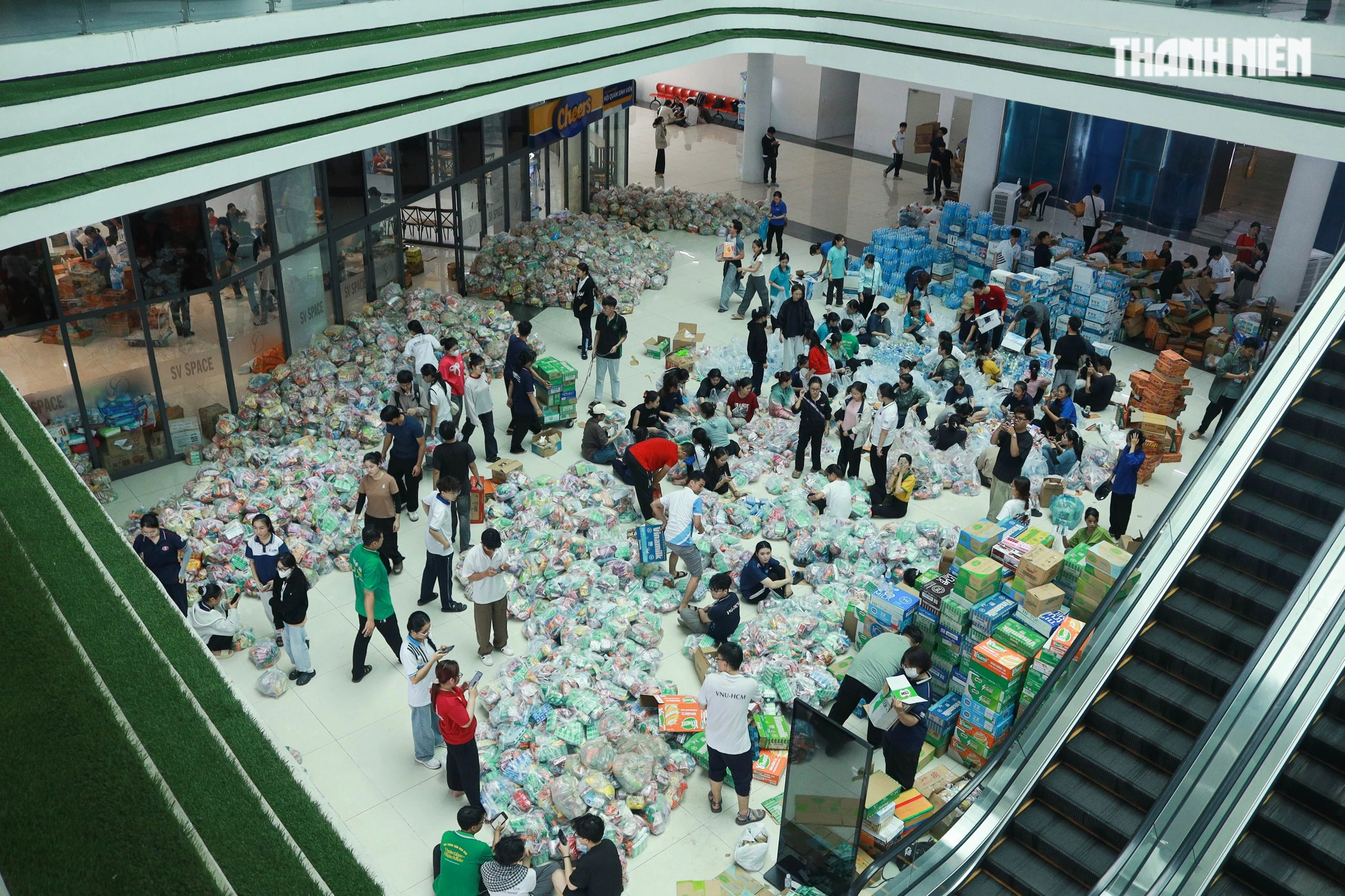 'Vỡ trận' đăng ký, 1.000 tình nguyện viên chen nhau xin trực vì vùng lũ miền Trung- Ảnh 5.