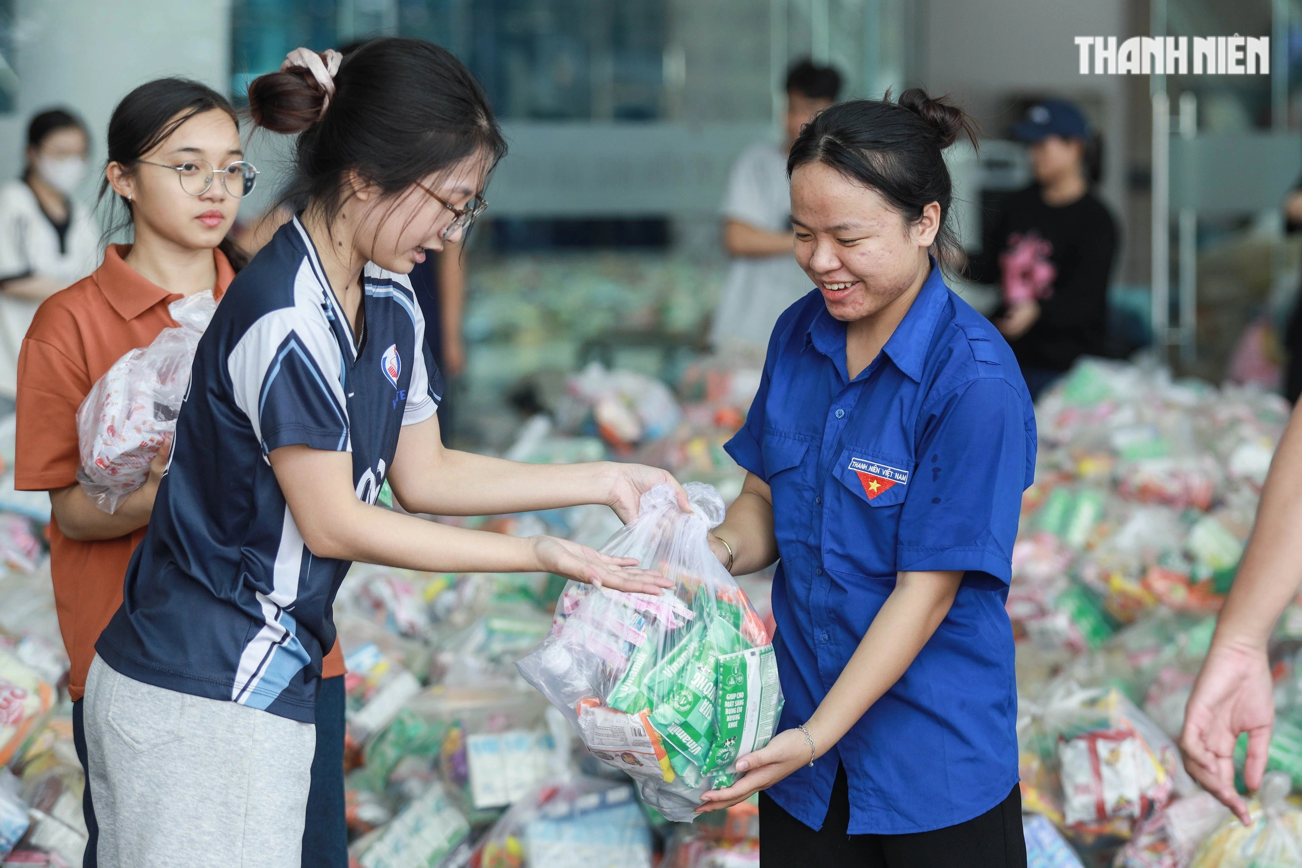 'Vỡ trận' đăng ký, 1.000 tình nguyện viên chen nhau xin trực vì vùng lũ miền Trung- Ảnh 2.