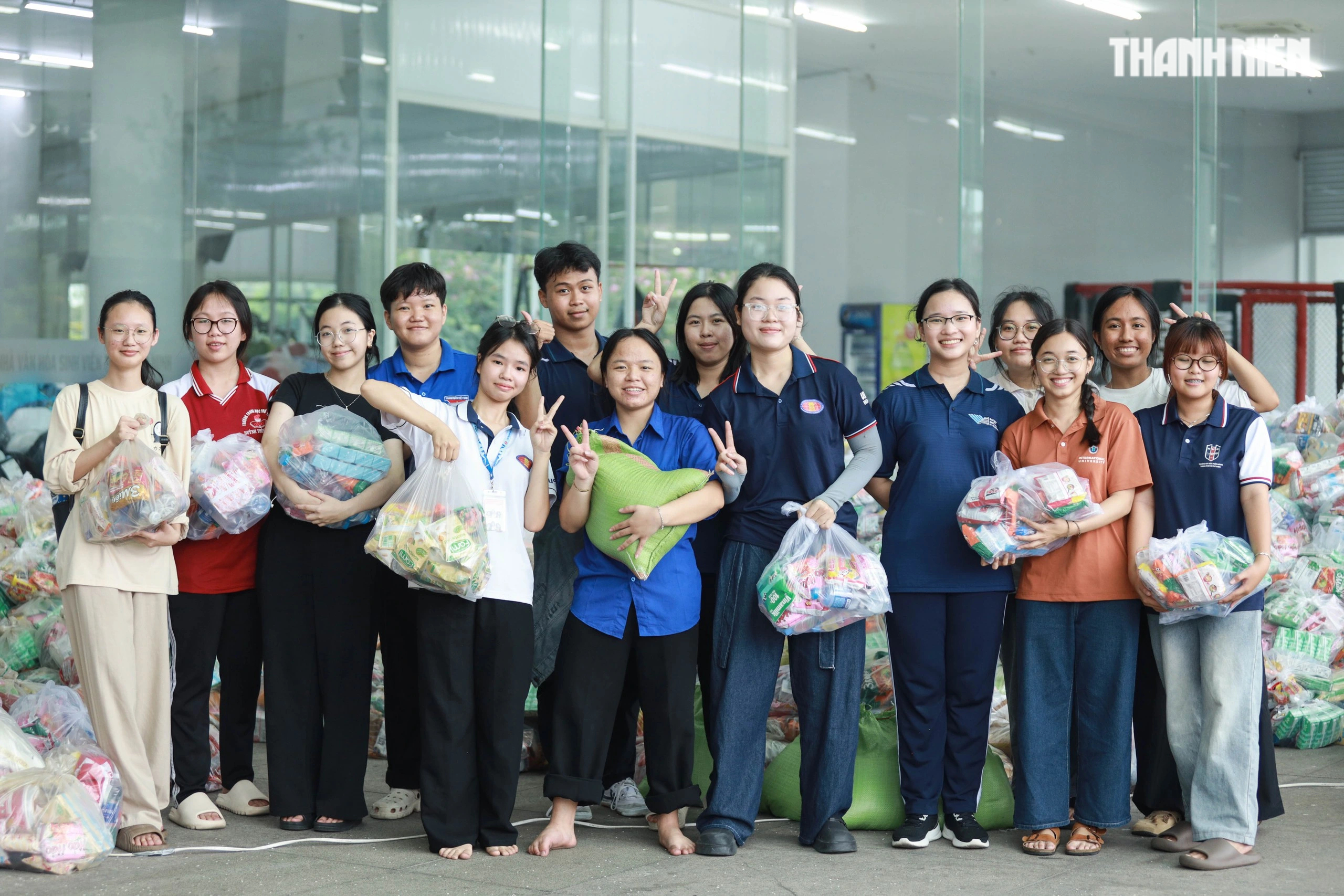 'Vỡ trận' đăng ký, 1.000 tình nguyện viên chen nhau xin trực vì vùng lũ miền Trung- Ảnh 3.