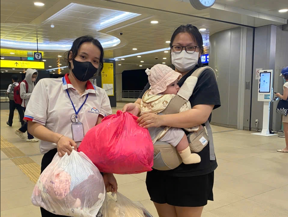 Ga metro TP.HCM nhận 180 tấn hàng cứu trợ, đêm nay ưu tiên: sữa, bánh, chăn, tã- Ảnh 2.