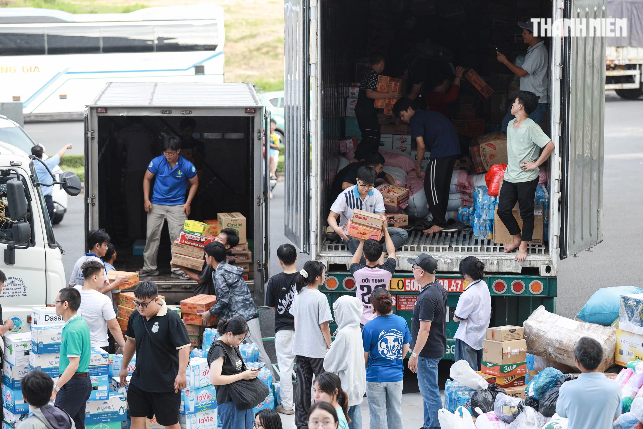 'Vỡ trận' đăng ký, 1.000 tình nguyện viên chen nhau xin trực vì vùng lũ miền Trung- Ảnh 1.