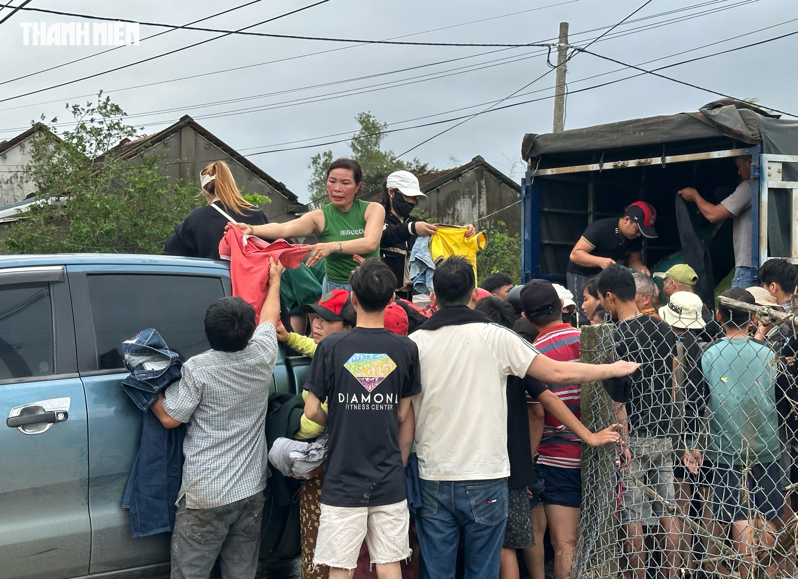 Cứu trợ rốn lũ Hòa Thịnh hôm nay: Có người chỉ xin thêm cái quần- Ảnh 9. Cứu trợ rốn lũ Hòa Thịnh hôm nay: Có người chỉ xin thêm cái quần- Ảnh 9.