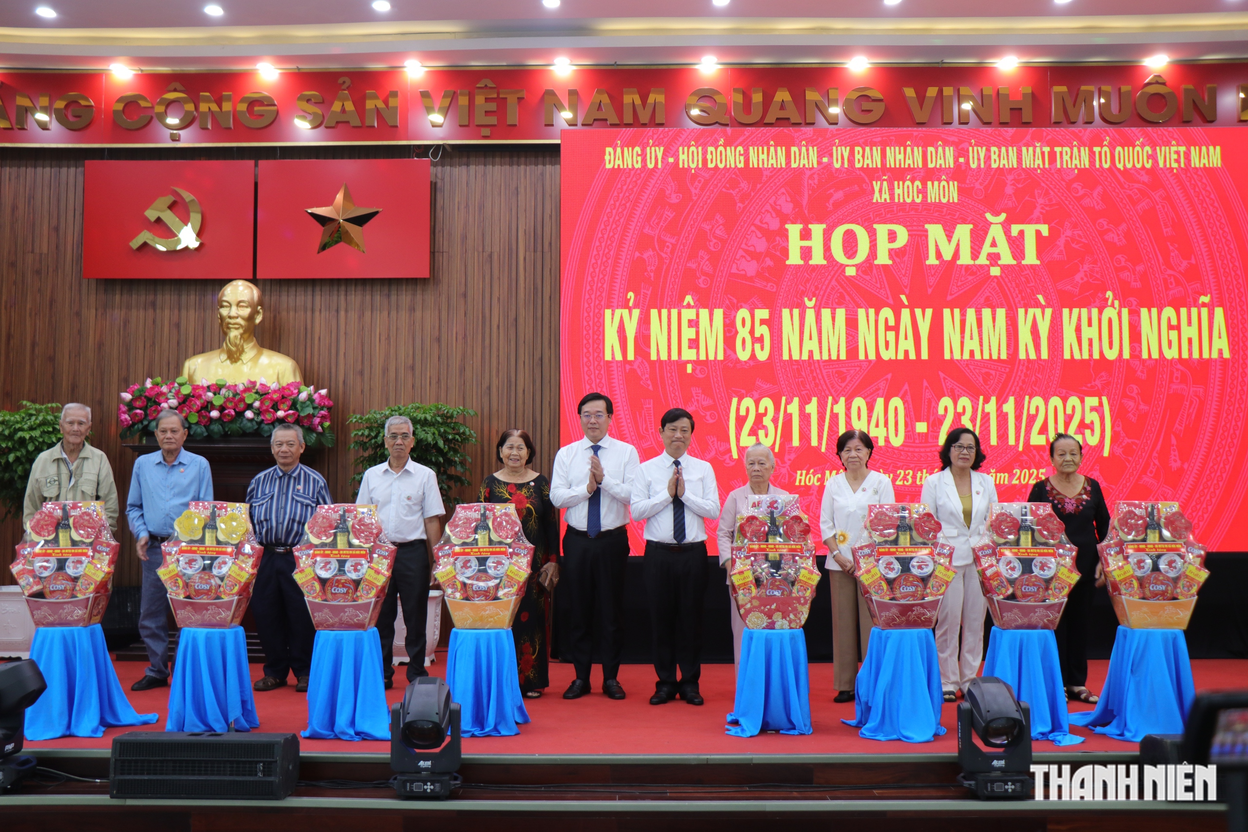 हो ची मिन्ह सिटी के नेता धूपबत्ती चढ़ाते हुए और दक्षिणी विद्रोह की 85वीं वर्षगांठ मनाने के लिए एकत्रित हुए - फोटो 4. Lãnh đạo TP.HCM dâng hương, họp mặt kỷ niệm 85 năm ngày Nam kỳ khởi nghĩa- Ảnh 4.