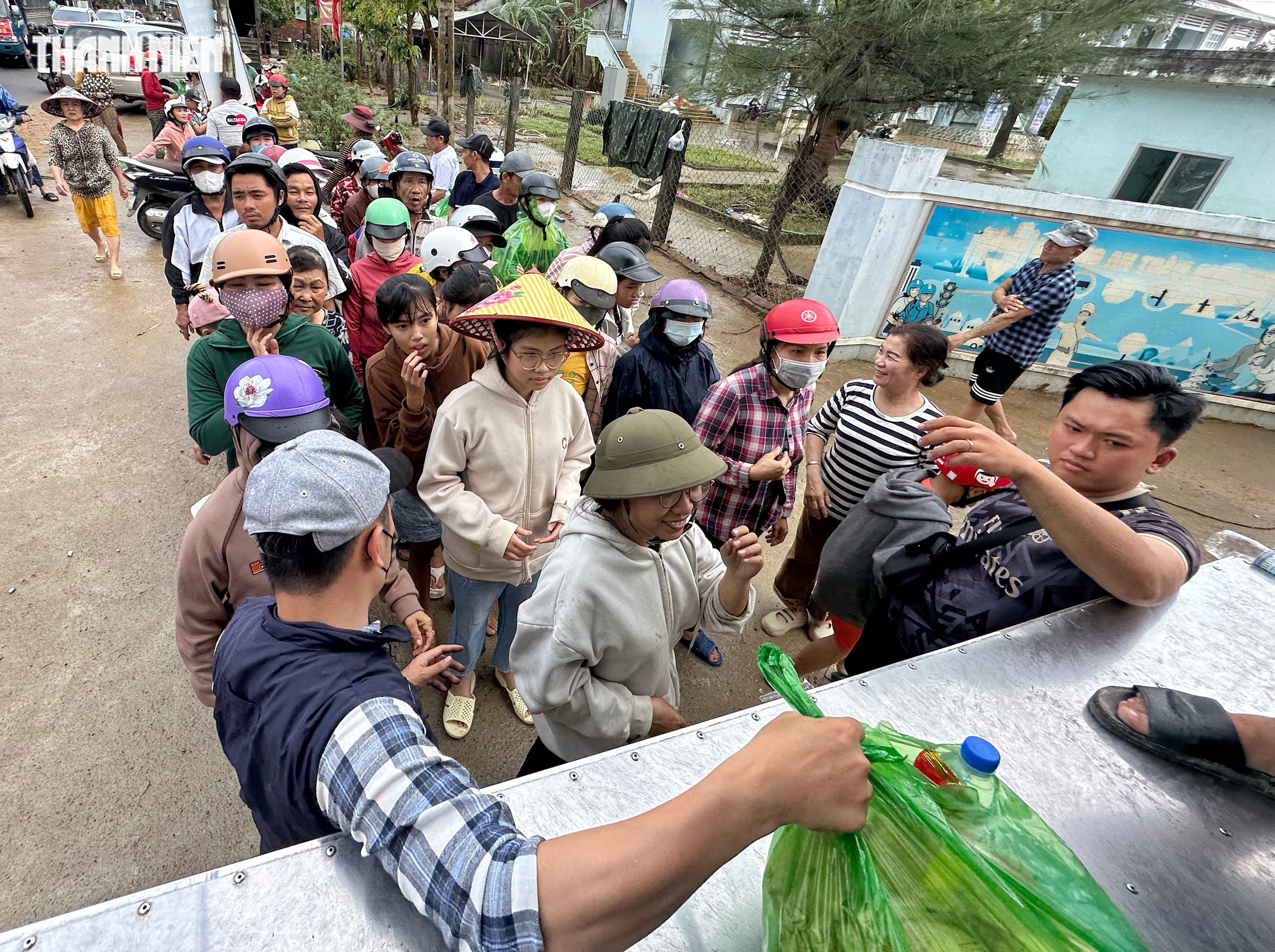 Cứu trợ rốn lũ Hòa Thịnh hôm nay: Có người chỉ xin thêm cái quần- Ảnh 3. Cứu trợ rốn lũ Hòa Thịnh hôm nay: Có người chỉ xin thêm cái quần- Ảnh 3.