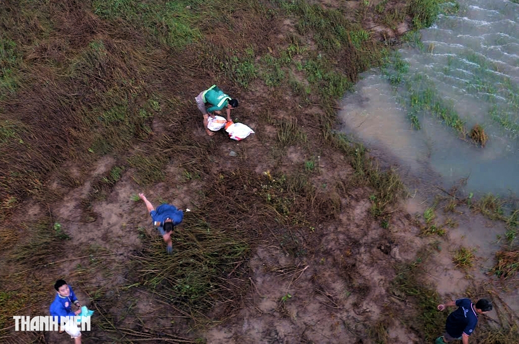 Trực thăng Bộ Quốc phòng tiếp tục thả hàng cứu trợ vùng lũ Đắk Lắk - Ảnh 11. Trực thăng Bộ Quốc phòng tiếp tục thả hàng cứu trợ vùng lũ Đắk Lắk - Ảnh 11.