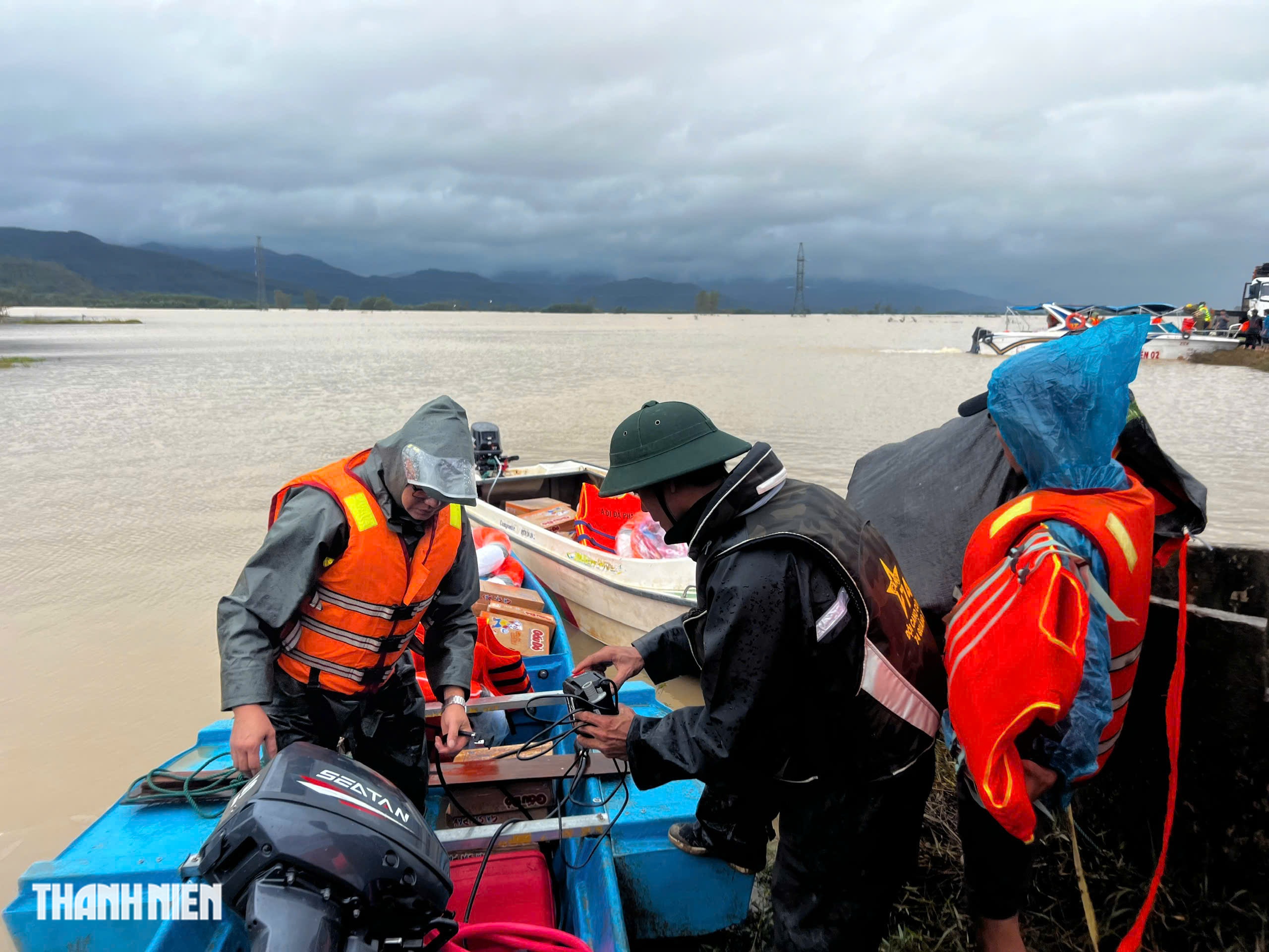 Lời dặn 'mang theo thẻ căn cước' đầy ám ảnh, vẫn lao vào rốn lũ cứu dân- Ảnh 2.