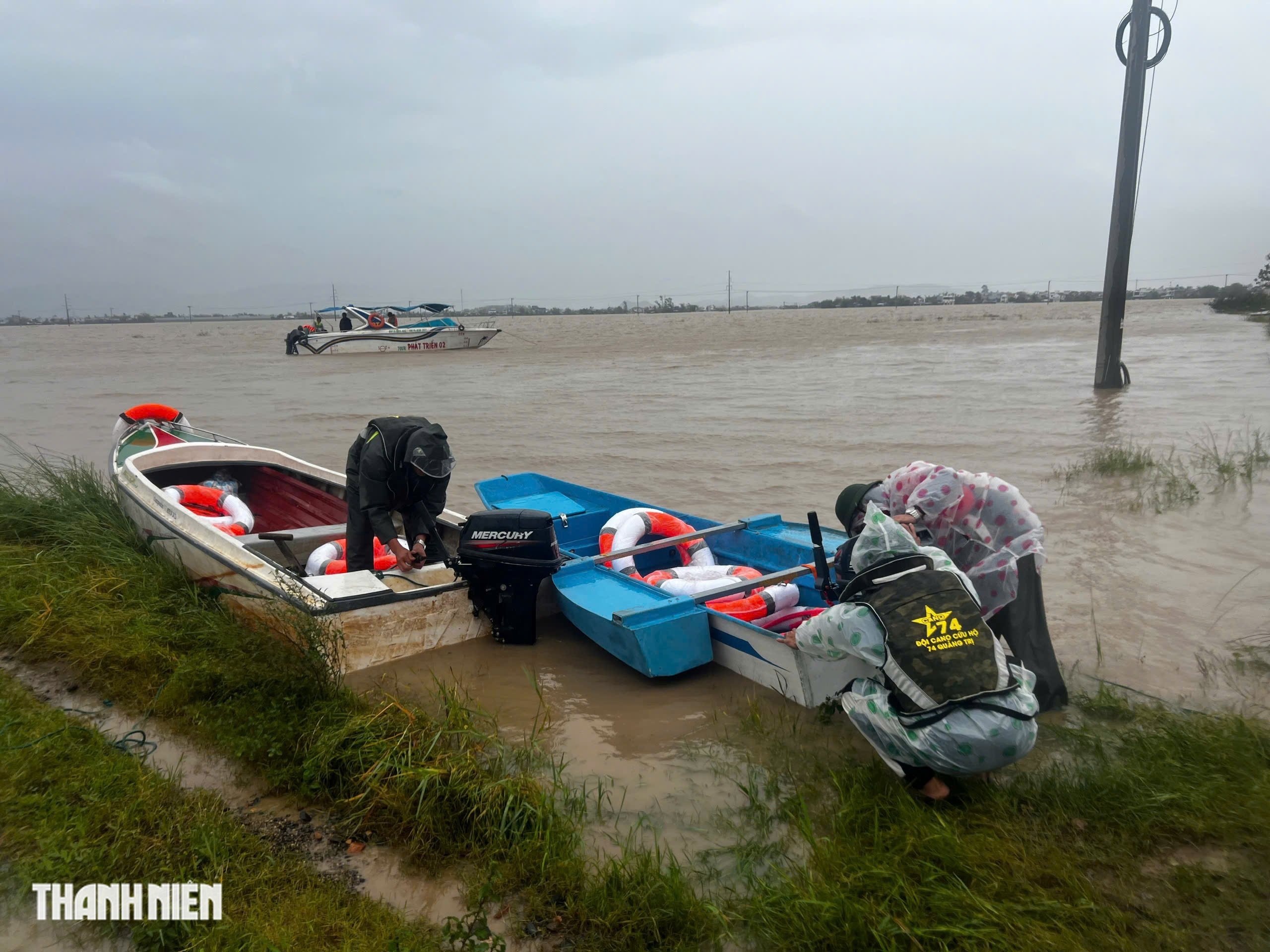 Lời dặn 'mang theo thẻ căn cước' đầy ám ảnh, vẫn lao vào rốn lũ cứu dân- Ảnh 3.