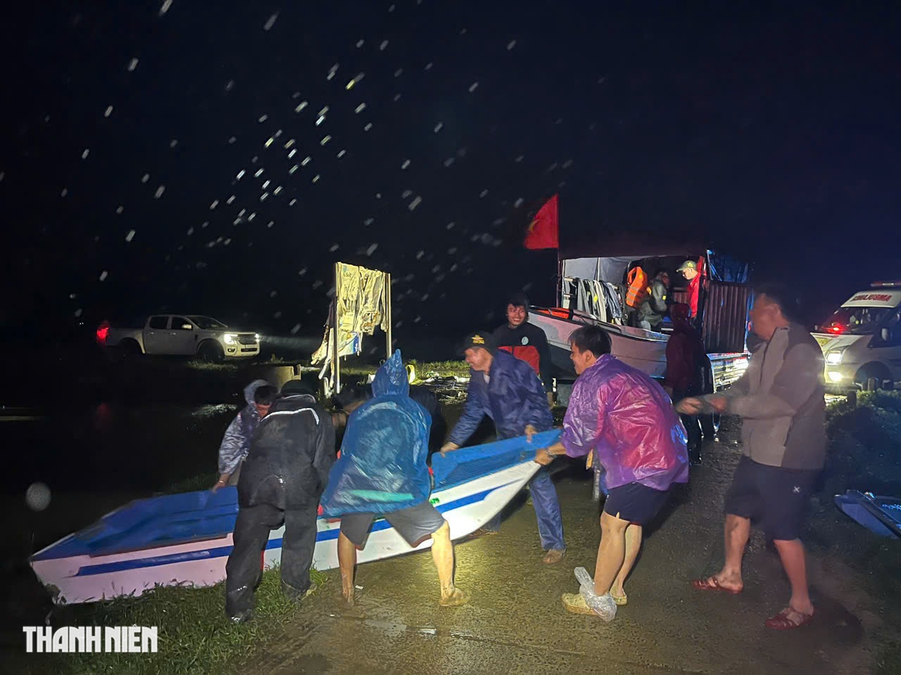 Lời dặn 'mang theo thẻ căn cước' đầy ám ảnh, vẫn lao vào rốn lũ cứu dân- Ảnh 5.