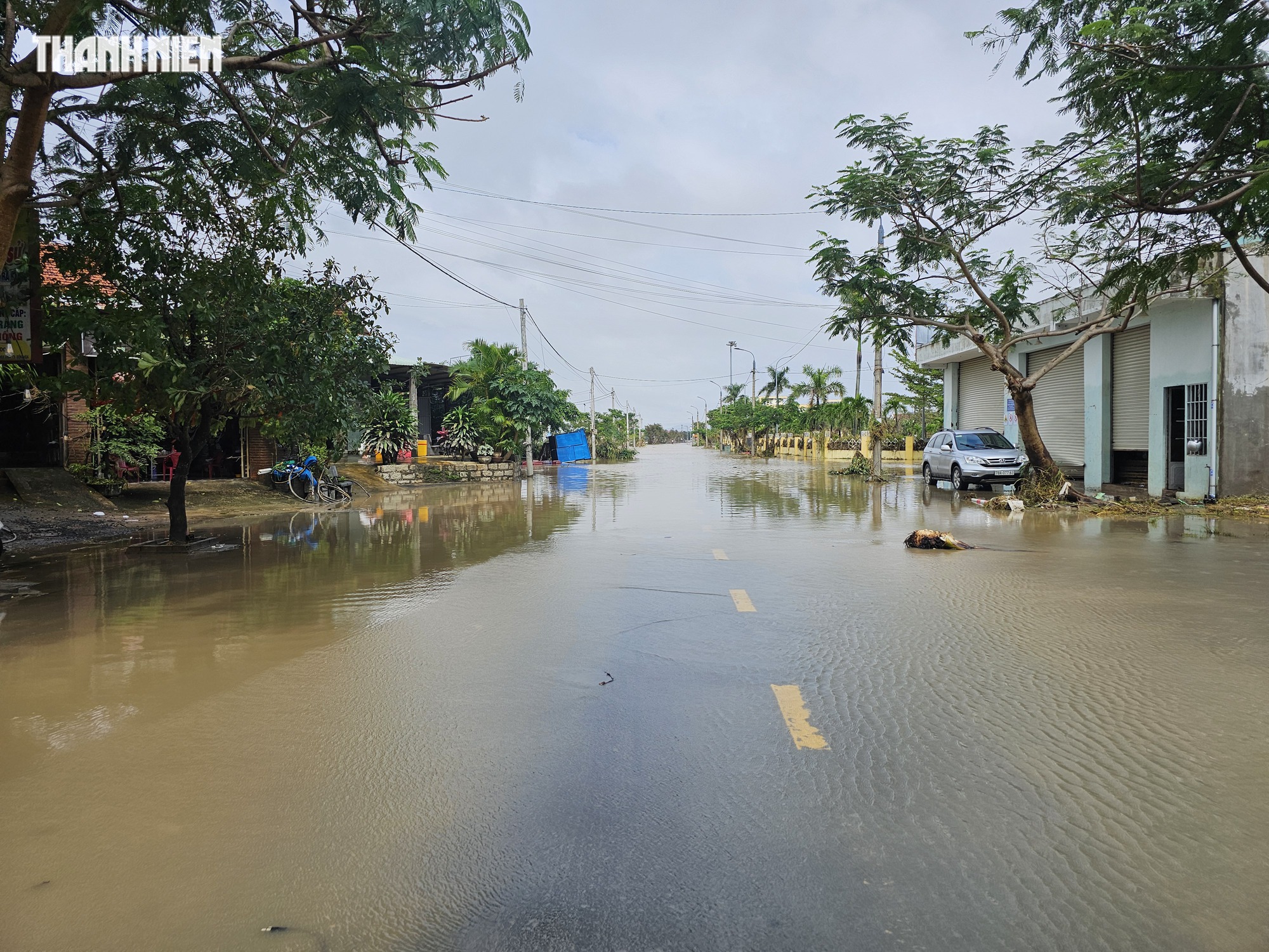 Nước sạch cạn kiệt ở Đắk Lắk: Người Đông Hòa hứng từng giọt mưa quý như vàng