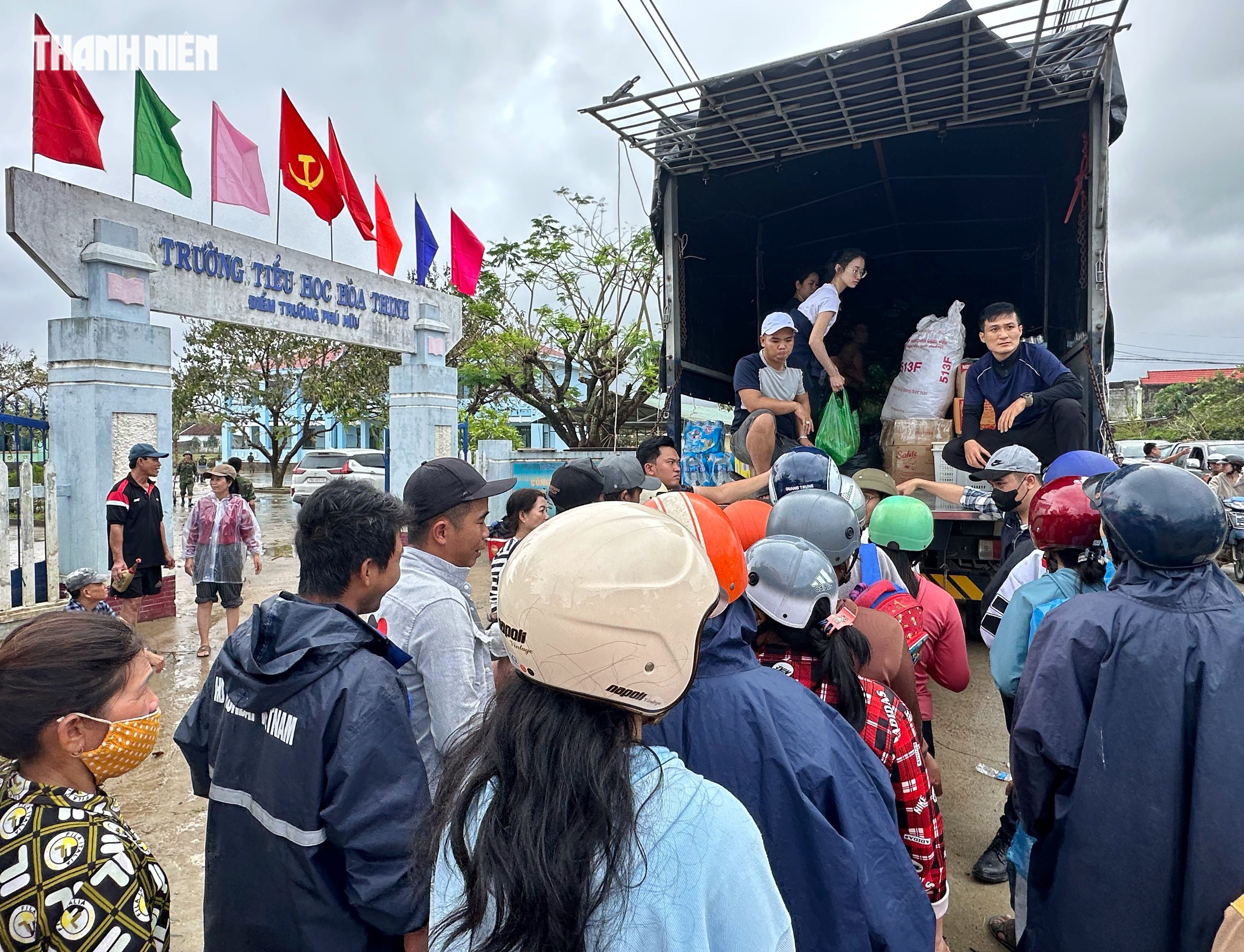 Cứu trợ rốn lũ Hòa Thịnh hôm nay: Có người chỉ xin thêm cái quần- Ảnh 4. Cứu trợ rốn lũ Hòa Thịnh hôm nay: Có người chỉ xin thêm cái quần- Ảnh 4.