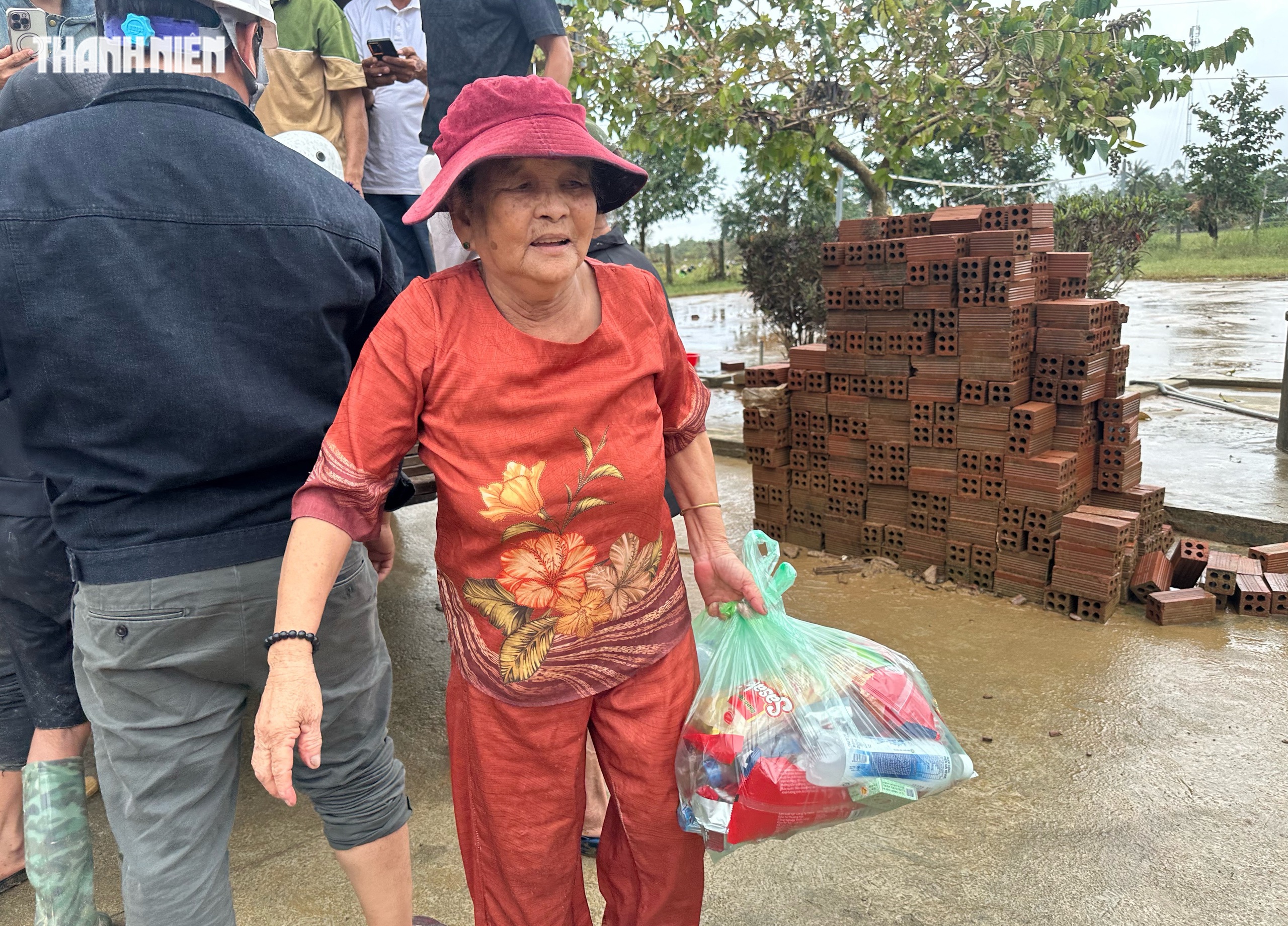 Cứu trợ rốn lũ Hòa Thịnh hôm nay: Có người chỉ xin thêm cái quần- Ảnh 8. Cứu trợ rốn lũ Hòa Thịnh hôm nay: Có người chỉ xin thêm cái quần- Ảnh 8.