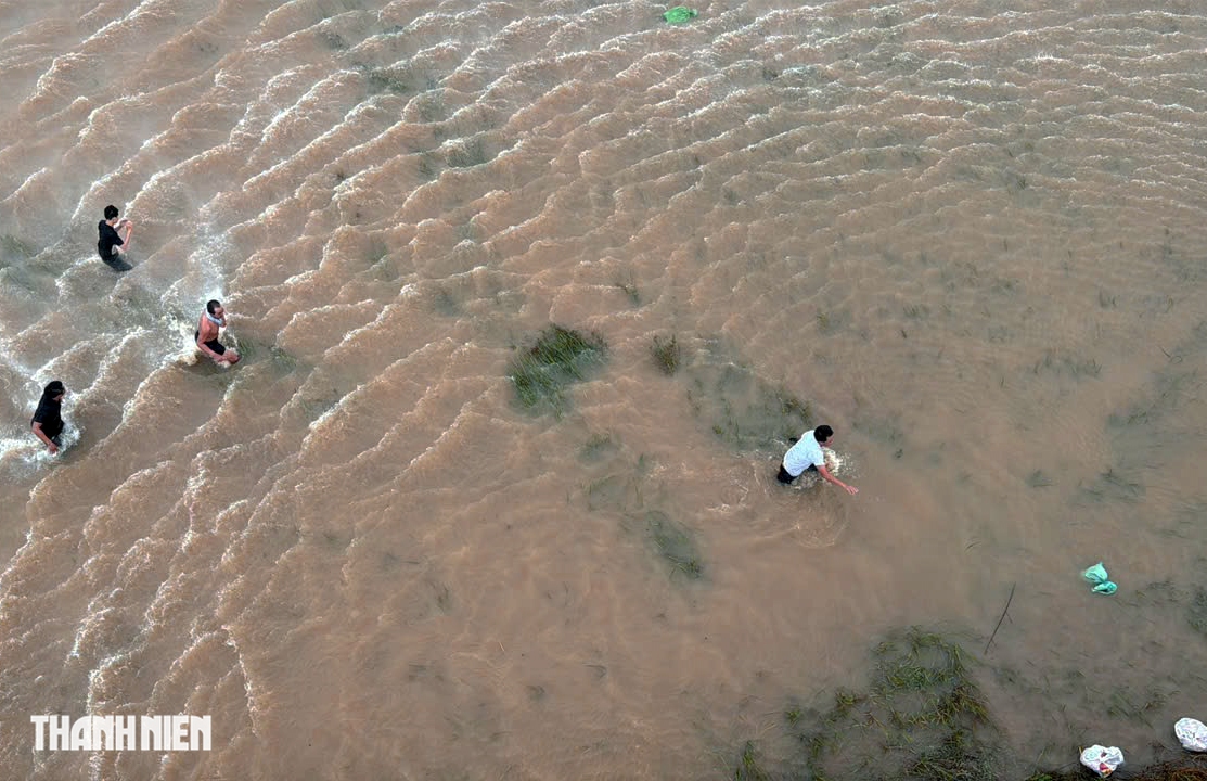 Trực thăng Bộ Quốc phòng tiếp tục thả hàng cứu trợ vùng lũ Đắk Lắk - Ảnh 13. Trực thăng Bộ Quốc phòng tiếp tục thả hàng cứu trợ vùng lũ Đắk Lắk - Ảnh 13.