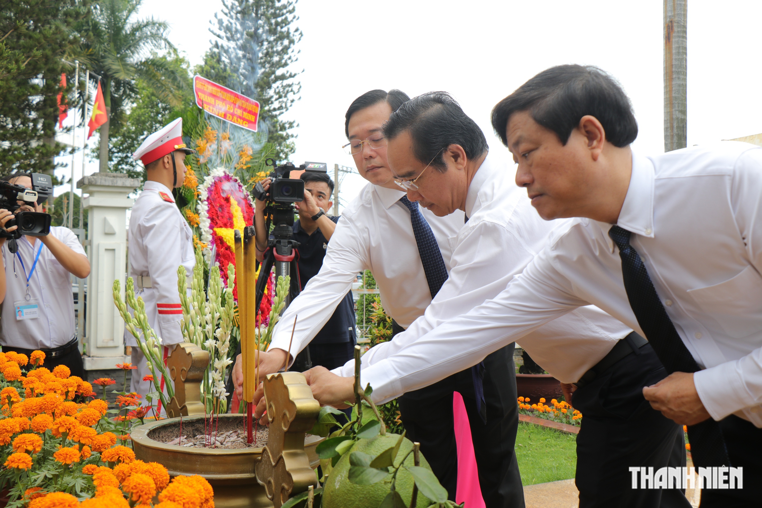 हो ची मिन्ह सिटी के नेता धूपबत्ती चढ़ाते हुए और दक्षिणी विद्रोह की 85वीं वर्षगांठ मनाने के लिए एकत्रित हुए - फोटो 3. Lãnh đạo TP.HCM dâng hương, họp mặt kỷ niệm 85 năm ngày Nam kỳ khởi nghĩa- Ảnh 3.