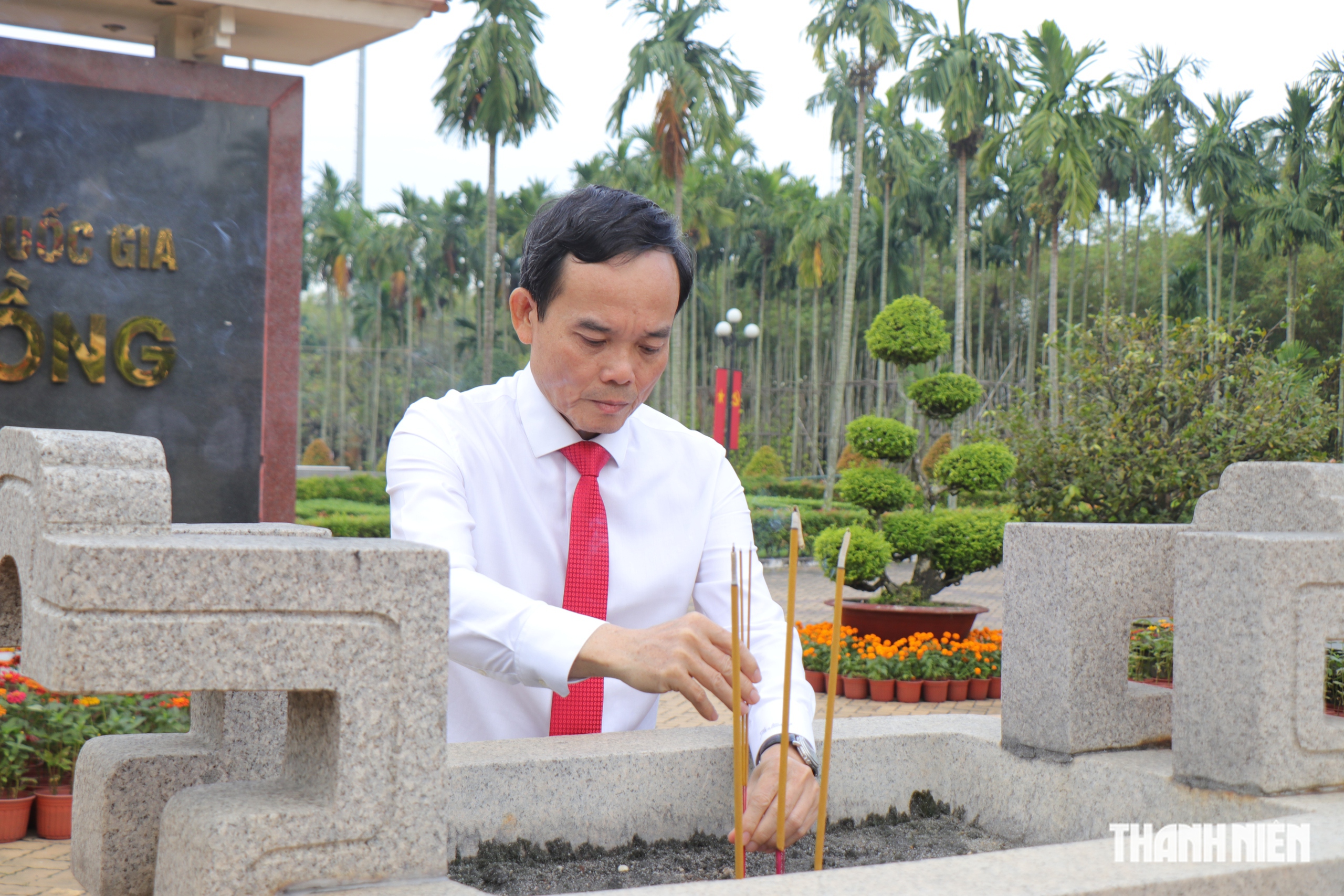 हो ची मिन्ह सिटी के नेता धूपबत्ती चढ़ाते हुए और दक्षिणी विद्रोह की 85वीं वर्षगांठ मनाने के लिए एकत्रित हुए - फोटो 1. Lãnh đạo TP.HCM dâng hương, họp mặt kỷ niệm 85 năm ngày Nam kỳ khởi nghĩa- Ảnh 1.