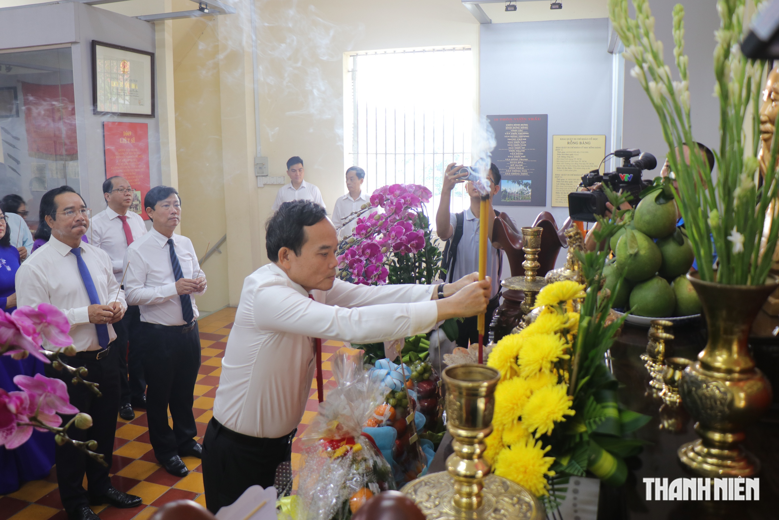 हो ची मिन्ह सिटी के नेता धूपबत्ती चढ़ाते हुए और दक्षिणी विद्रोह की 85वीं वर्षगांठ मनाने के लिए एकत्रित हुए - फोटो 2. Lãnh đạo TP.HCM dâng hương, họp mặt kỷ niệm 85 năm ngày Nam kỳ khởi nghĩa- Ảnh 2.