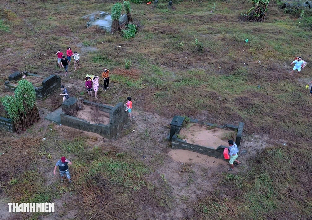 Trực thăng Bộ Quốc phòng tiếp tục thả hàng cứu trợ vùng lũ Đắk Lắk - Ảnh 12. Trực thăng Bộ Quốc phòng tiếp tục thả hàng cứu trợ vùng lũ Đắk Lắk - Ảnh 12.