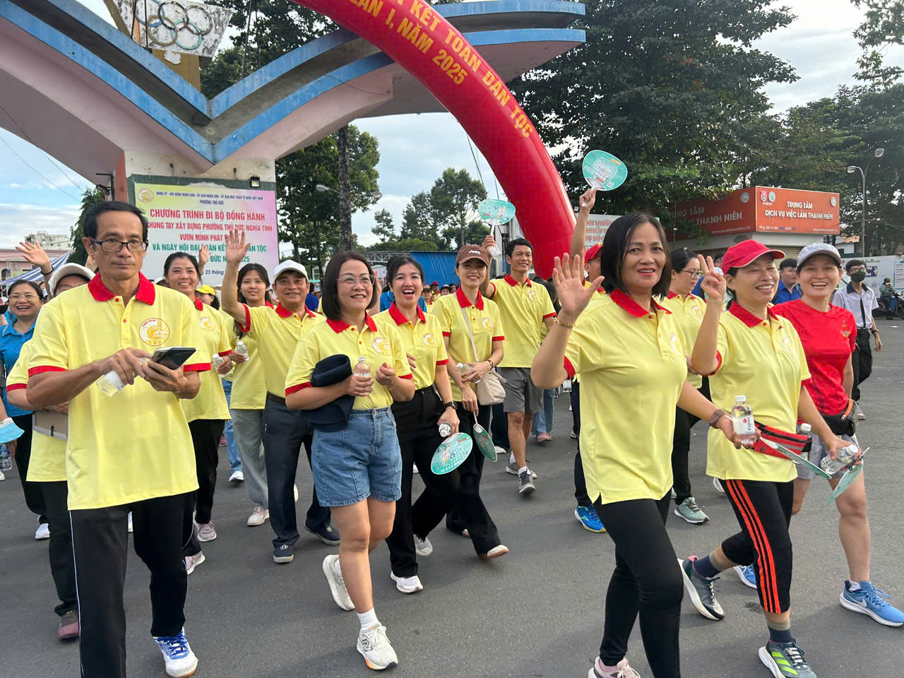 2.000 người đi bộ đồng hành, phường Thủ Đức góp 1 tỉ đồng hỗ trợ ngập lụt- Ảnh 3.