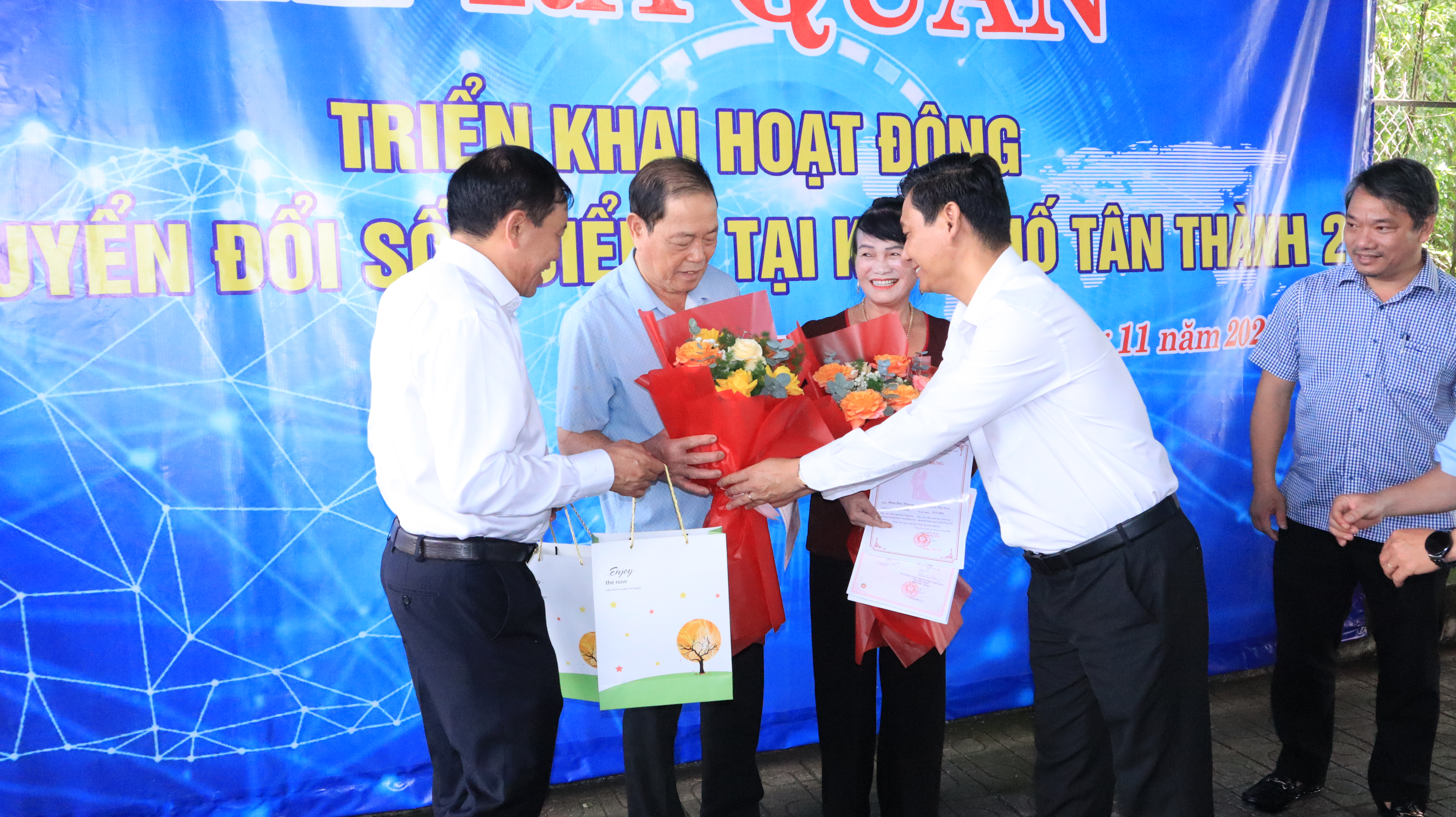 Ông bà U70 hào hứng đến nhà văn hóa nhận giấy chứng nhận đăng ký kết hôn- Ảnh 6.