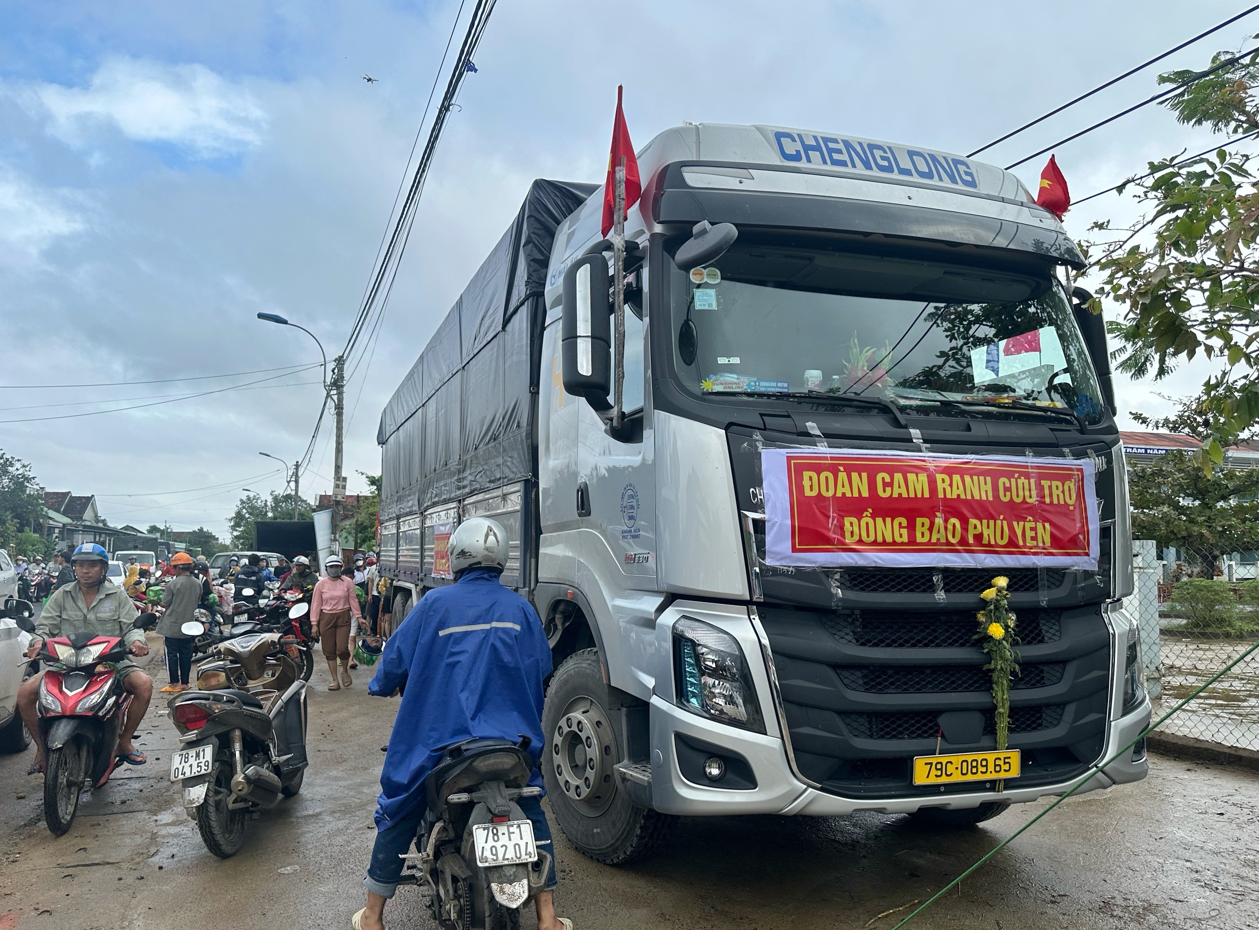 Cứu trợ rốn lũ Hòa Thịnh hôm nay: Có người chỉ xin thêm cái quần- Ảnh 2.