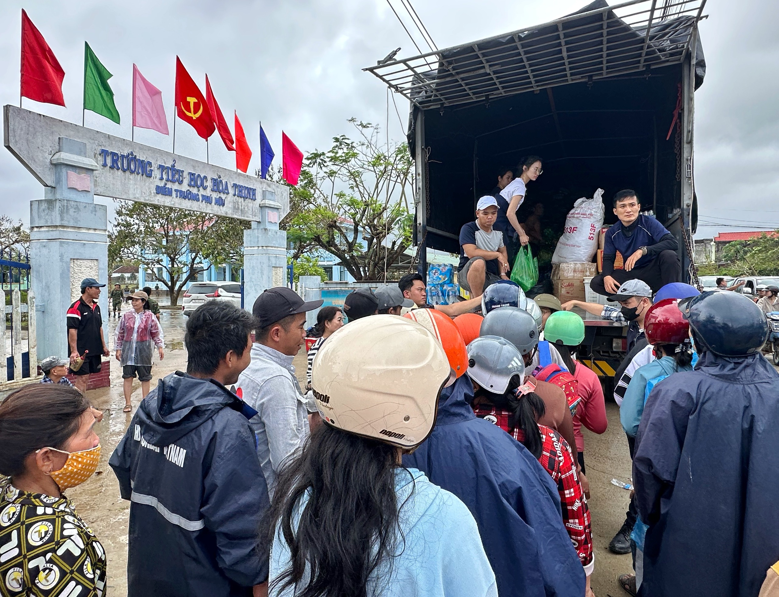 Cứu trợ rốn lũ Hòa Thịnh hôm nay: Có người chỉ xin thêm cái quần- Ảnh 4.