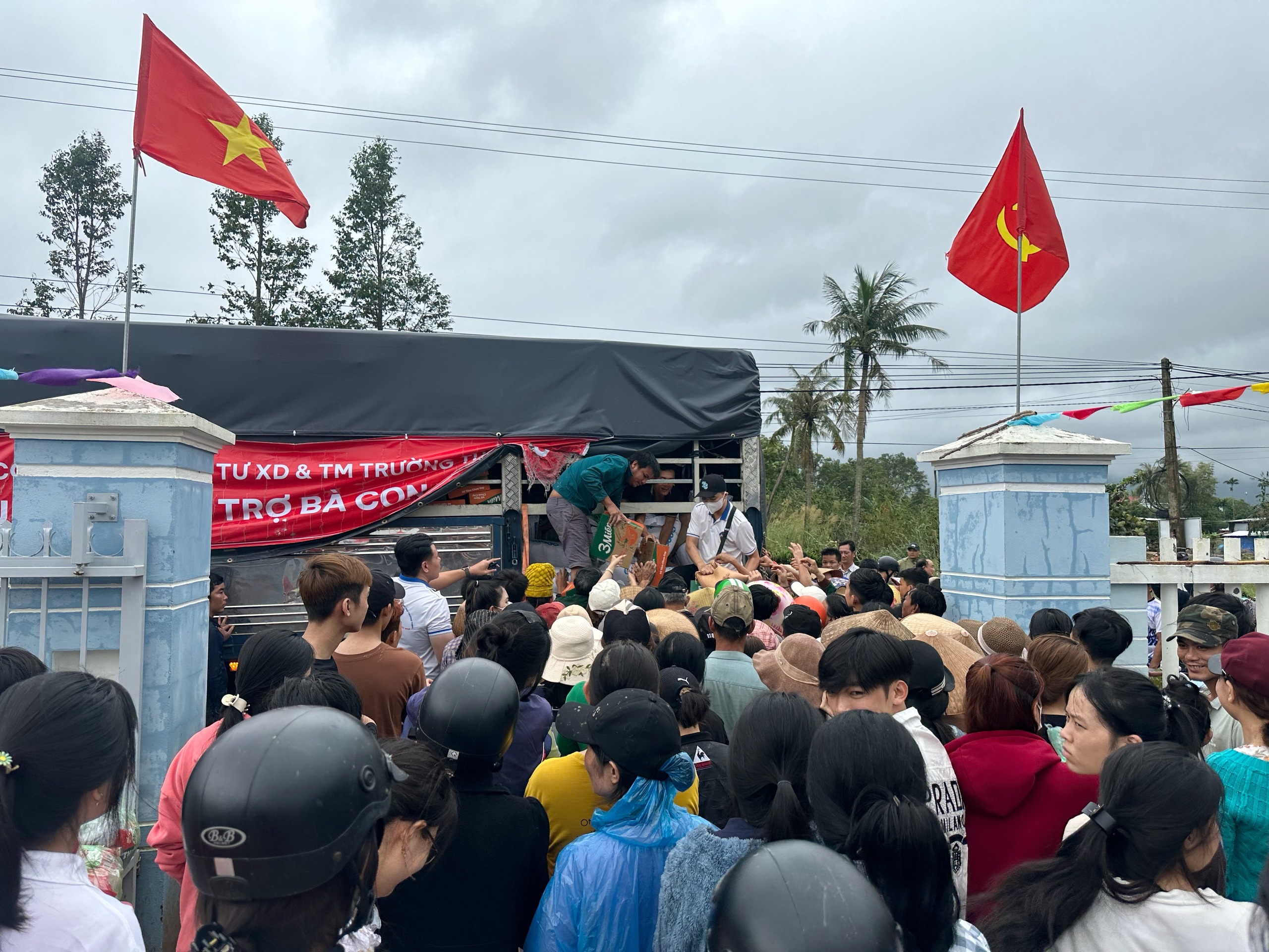 Cứu trợ rốn lũ Hòa Thịnh hôm nay: Có người chỉ xin thêm cái quần- Ảnh 5.