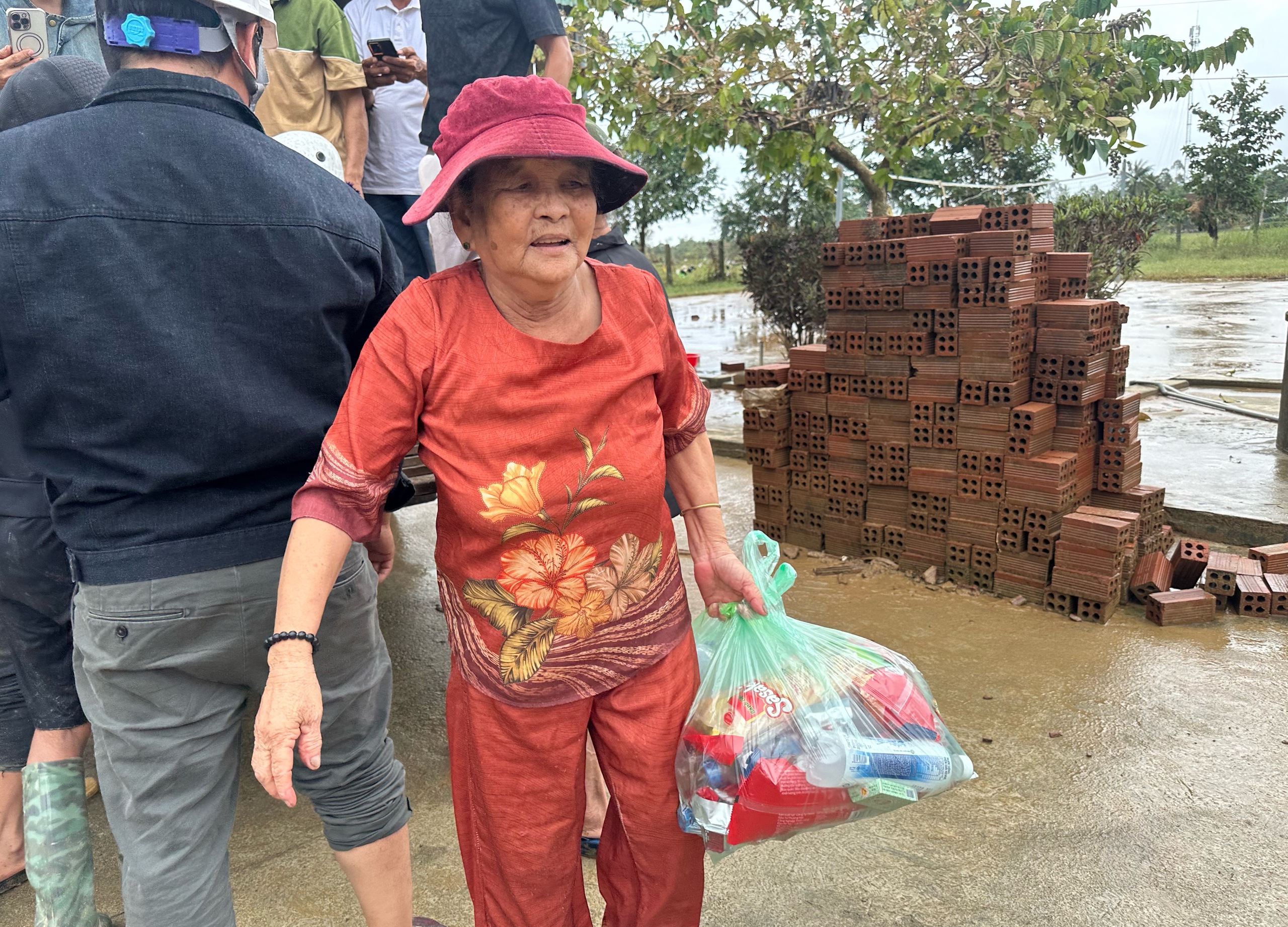 Cứu trợ rốn lũ Hòa Thịnh hôm nay: Có người chỉ xin thêm cái quần- Ảnh 8.