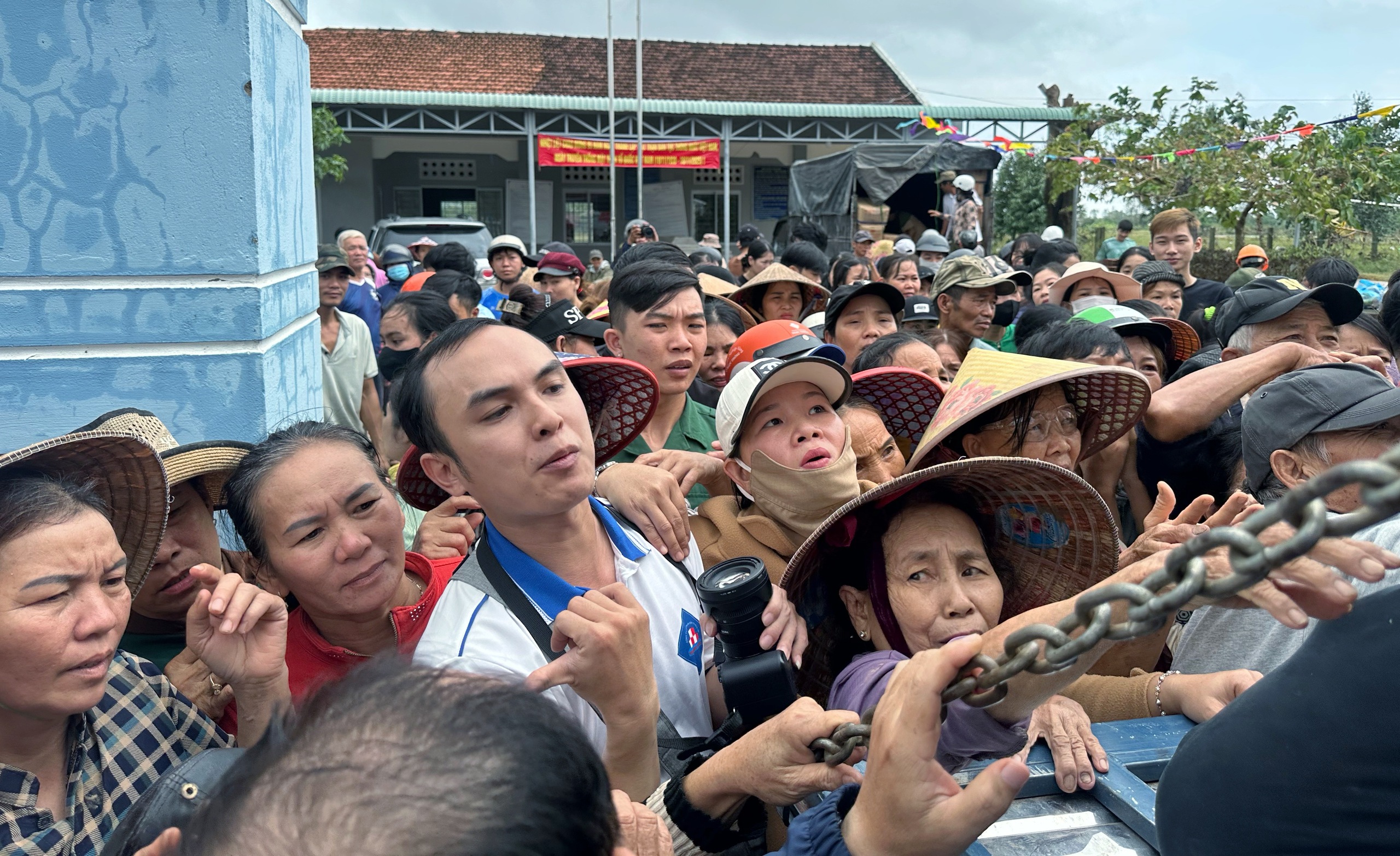 Cứu trợ rốn lũ Hòa Thịnh hôm nay: Có người chỉ xin thêm cái quần- Ảnh 1.