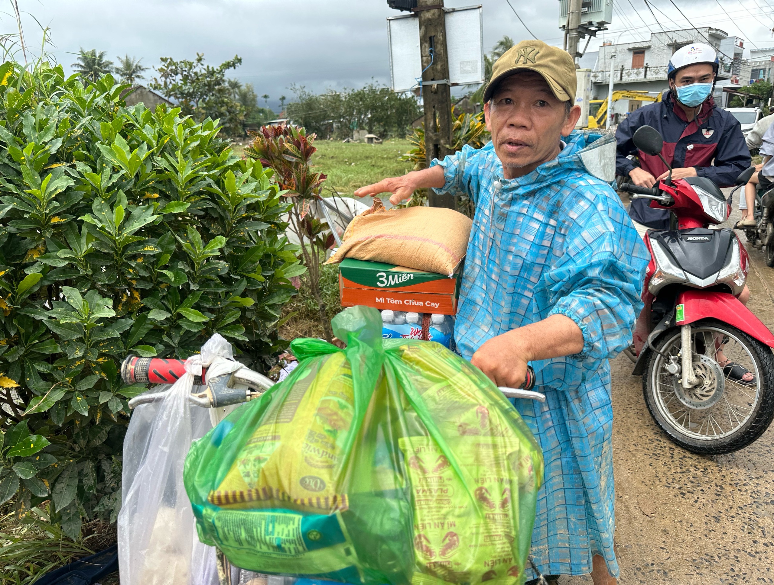 Cứu trợ rốn lũ Hòa Thịnh hôm nay: Có người chỉ xin thêm cái quần- Ảnh 6.