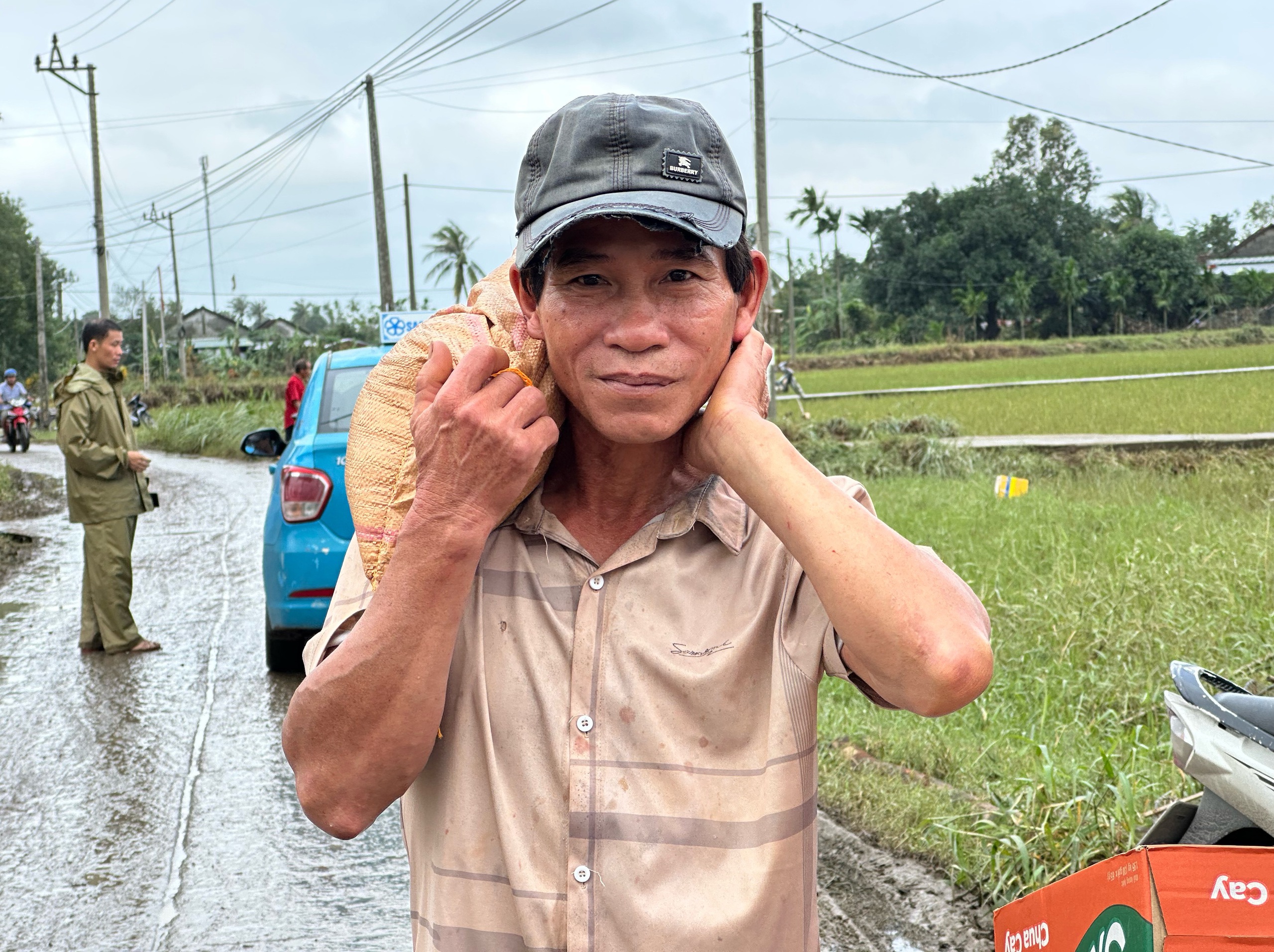 Cứu trợ rốn lũ Hòa Thịnh hôm nay: Có người chỉ xin thêm cái quần- Ảnh 7.