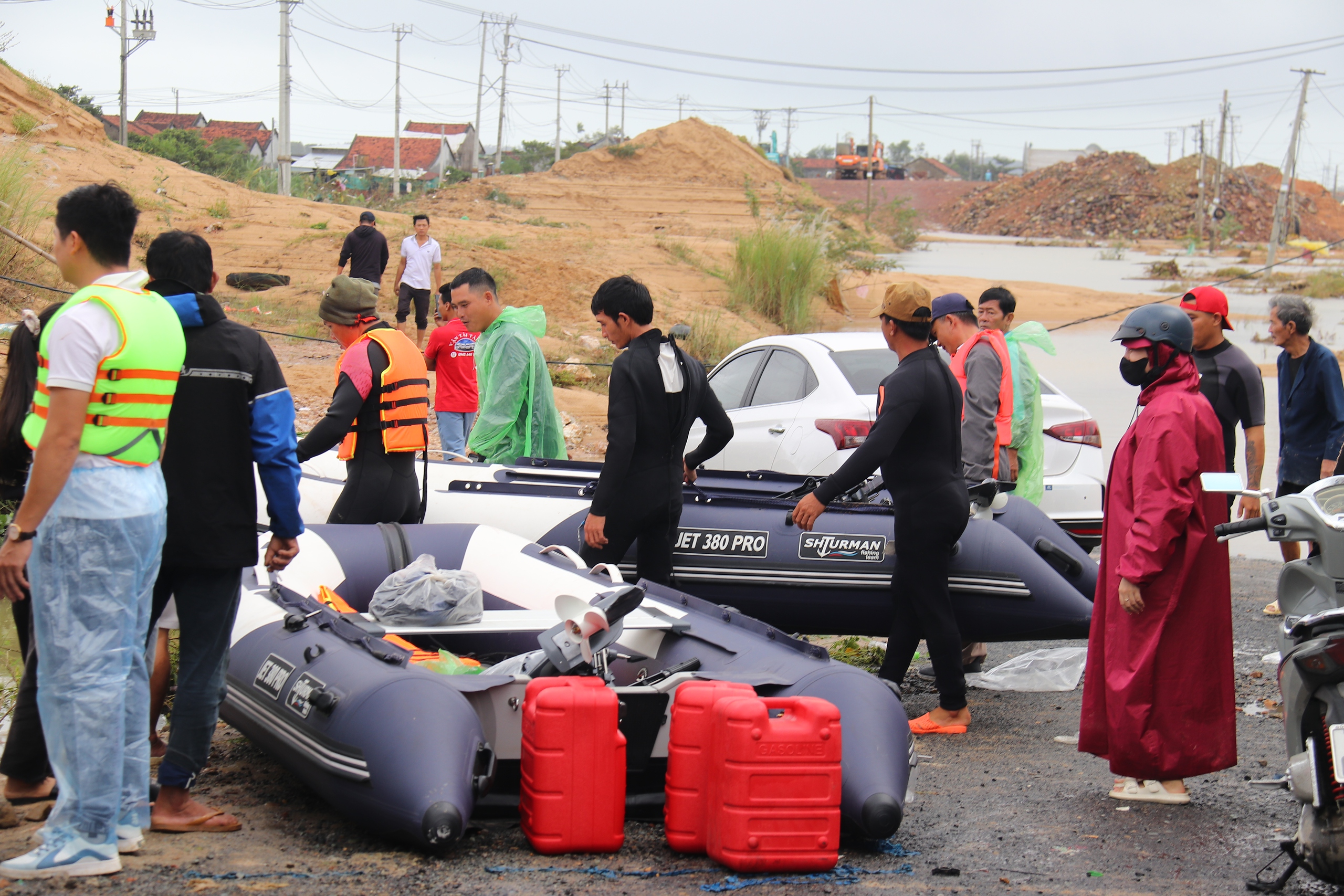 Lũ dữ tàn phá Hòa Xuân ở Đắk Lắk, cả nước hướng về cứu giúp dân- Ảnh 10.