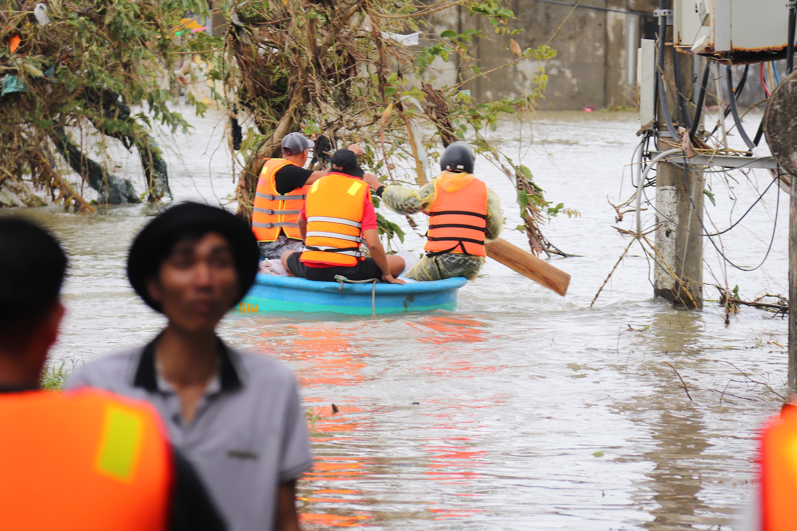 Lũ dữ tàn phá Hòa Xuân ở Đắk Lắk, cả nước hướng về cứu giúp dân- Ảnh 3.