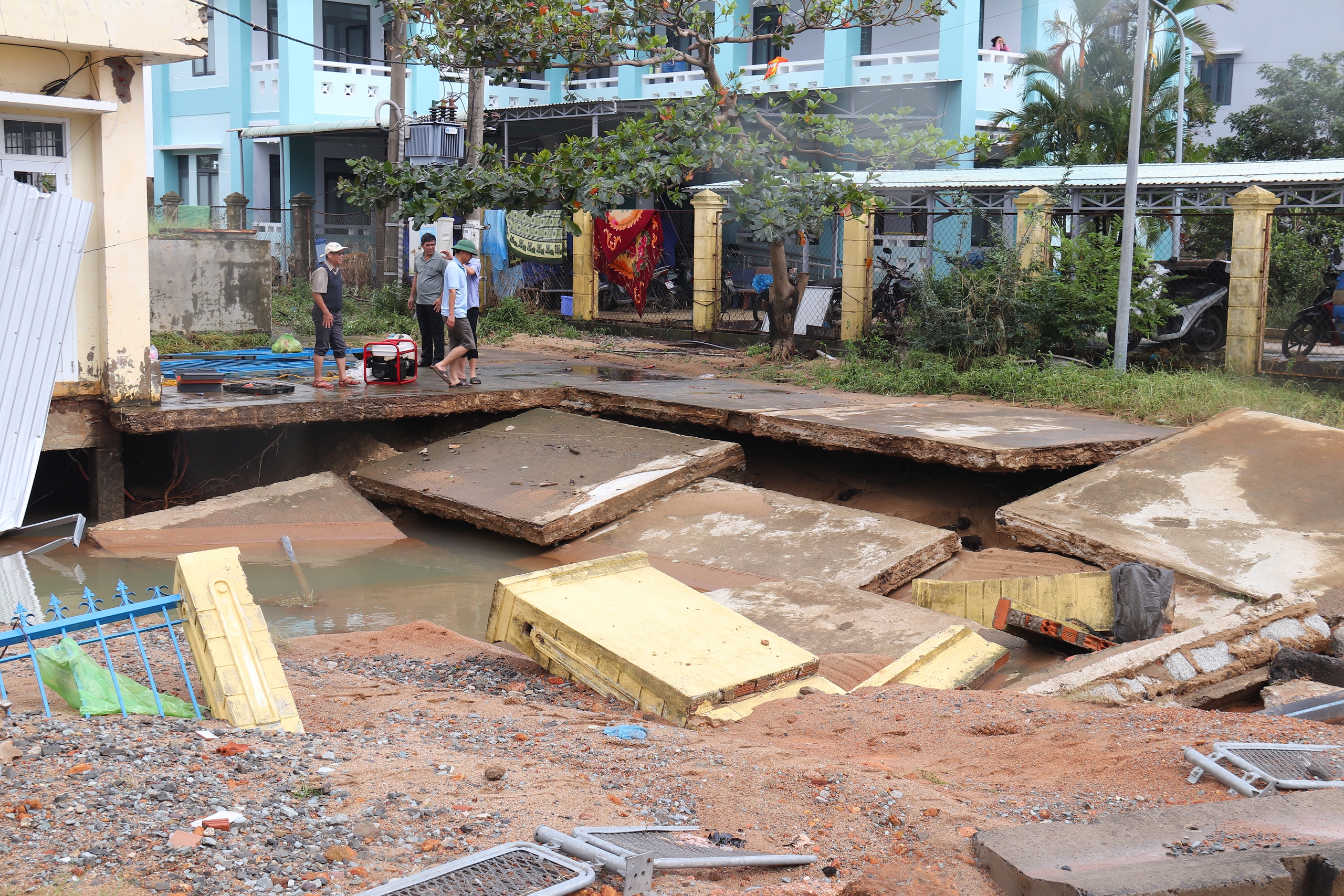 Lũ dữ tàn phá Hòa Xuân ở Đắk Lắk, cả nước hướng về cứu giúp dân- Ảnh 6.