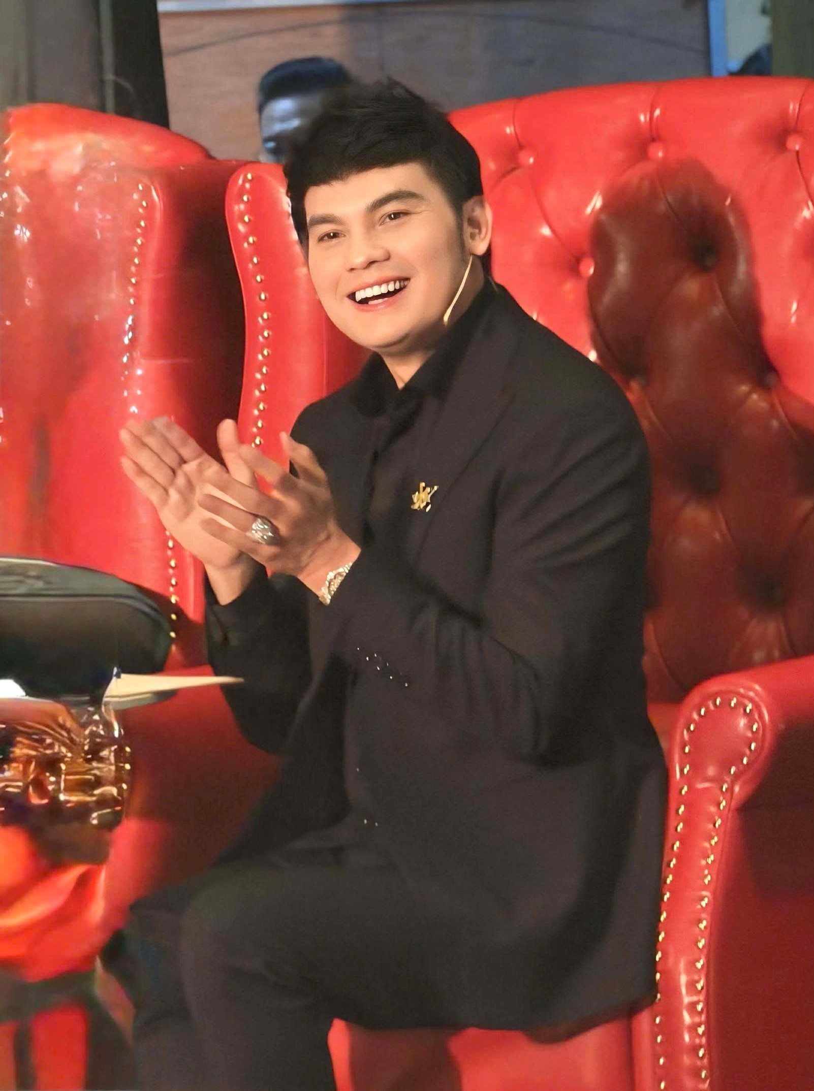 NSƯT Kim Tiểu Long kể chuyện ngồi ghế nóng 'Hài hát tình ca'- Ảnh 2.