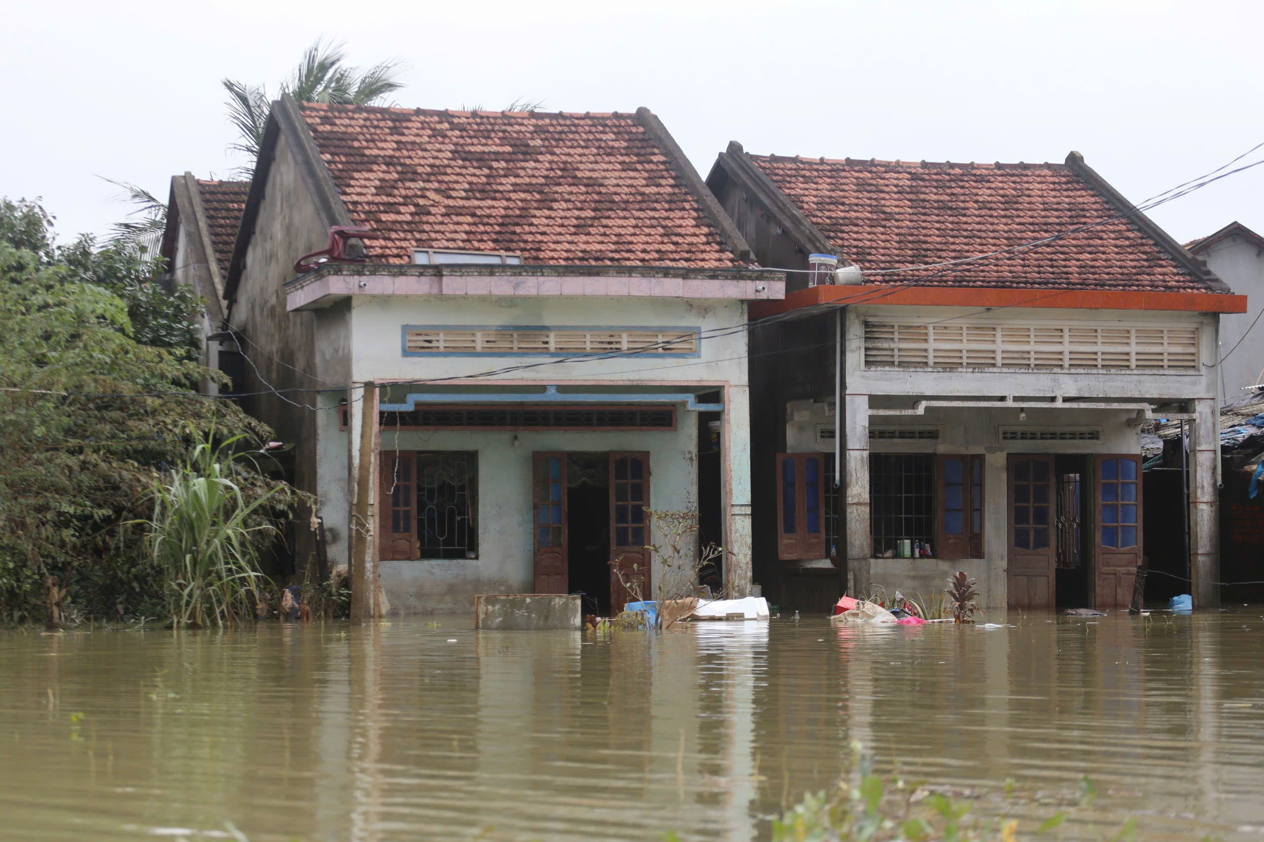 'Rốn lũ' Hòa Xuân ở Phú Yên cũ: Nhiều nơi vẫn ngập, cần cứu trợ khẩn cấp- Ảnh 7.
