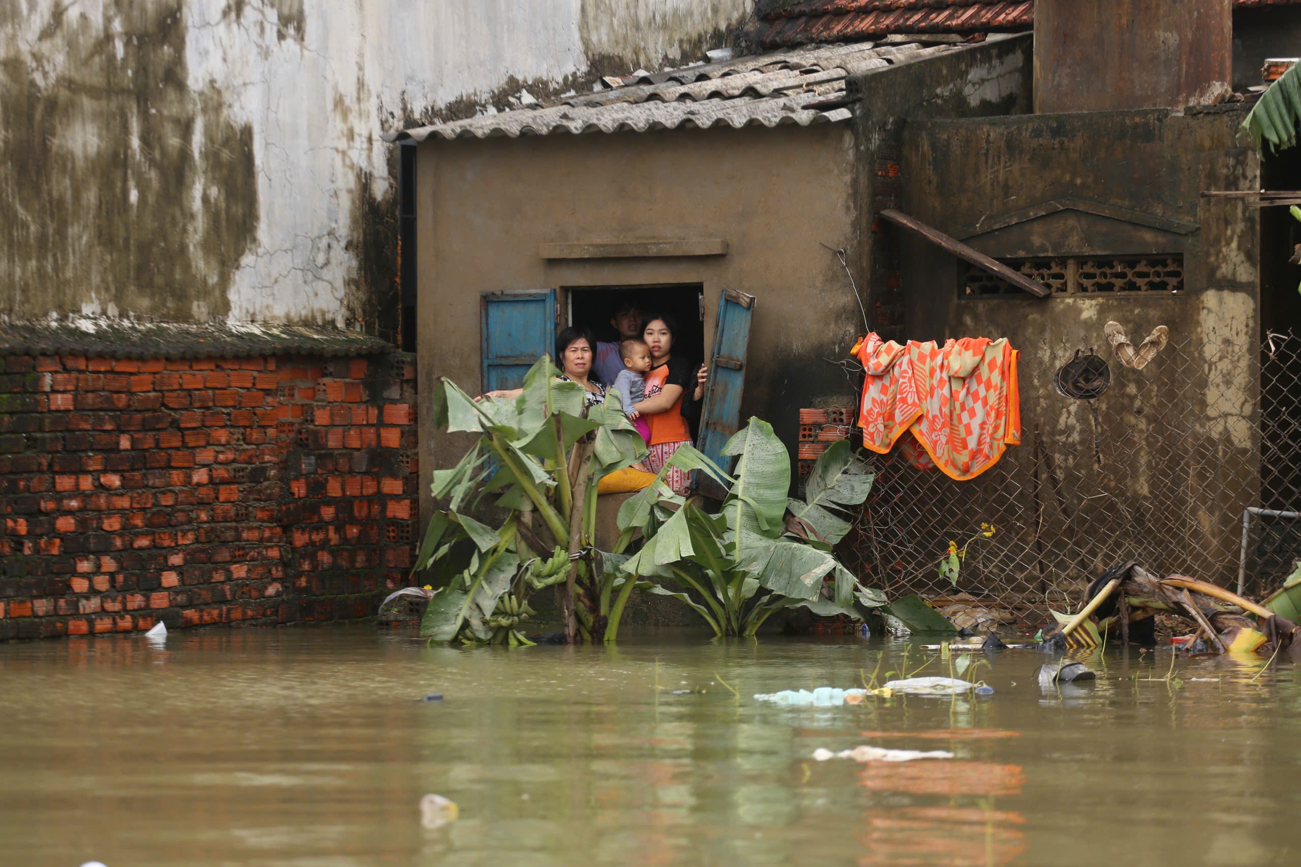 'Rốn lũ' Hòa Xuân ở Phú Yên cũ: Nhiều nơi vẫn ngập, cần cứu trợ khẩn cấp- Ảnh 6.