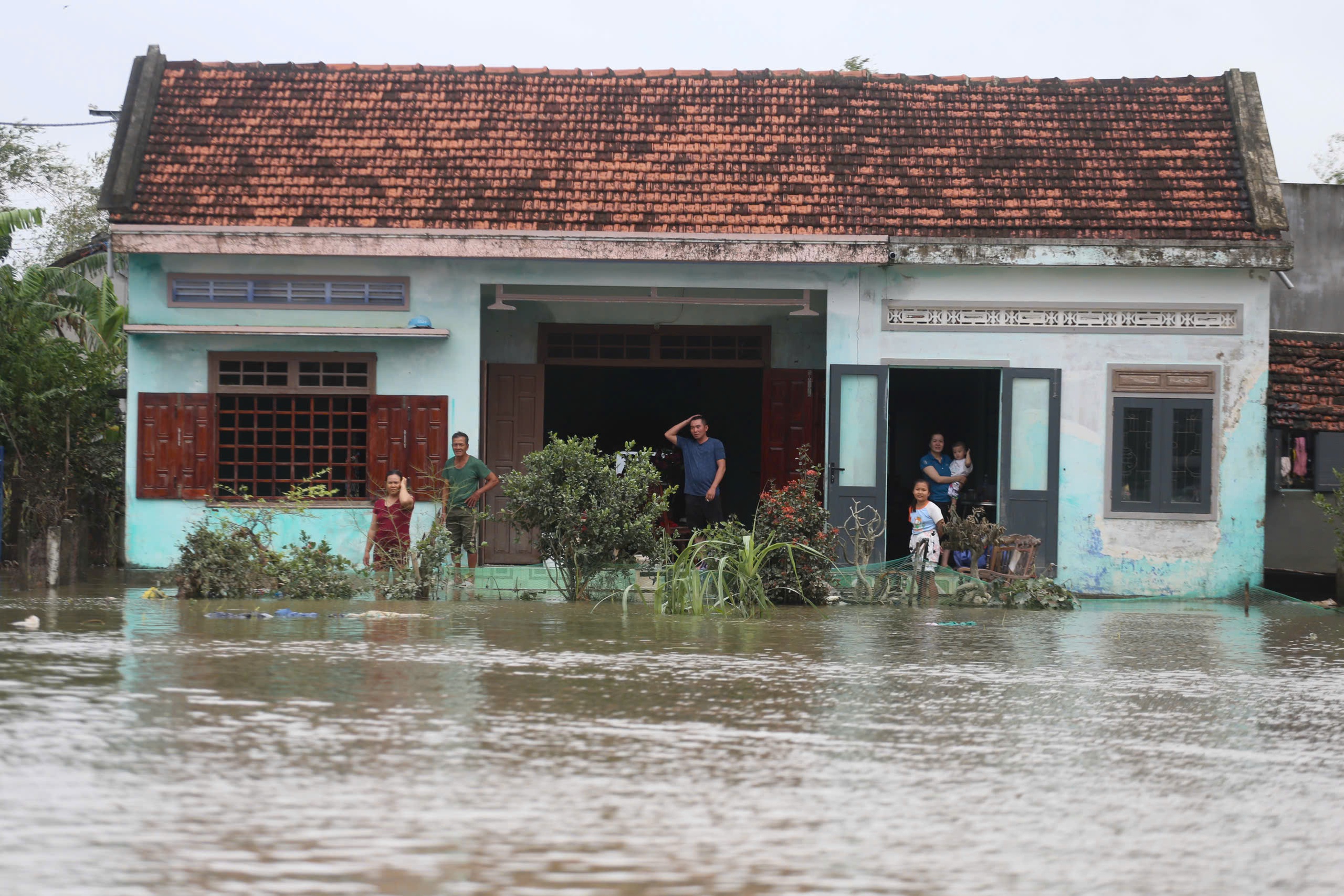 'Rốn lũ' Hòa Xuân ở Phú Yên cũ: Nhiều nơi vẫn ngập, cần cứu trợ khẩn cấp- Ảnh 9.
