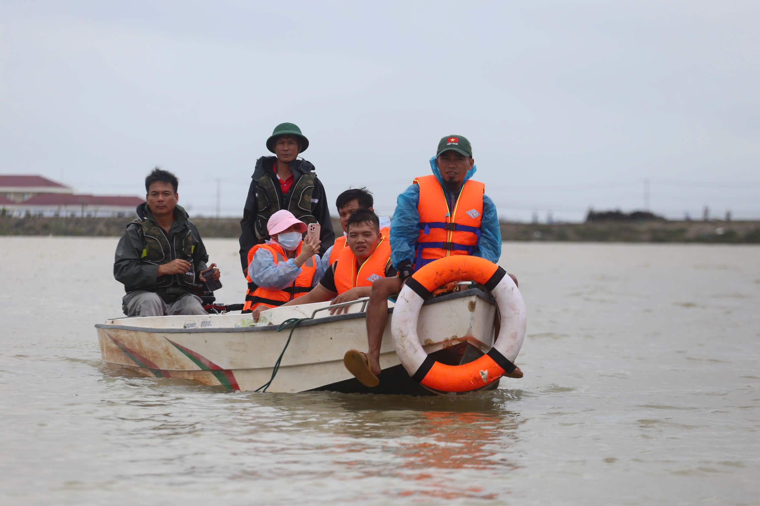 'Rốn lũ' Hòa Xuân ở Phú Yên cũ: Nhiều nơi vẫn ngập, cần cứu trợ khẩn cấp- Ảnh 2.
