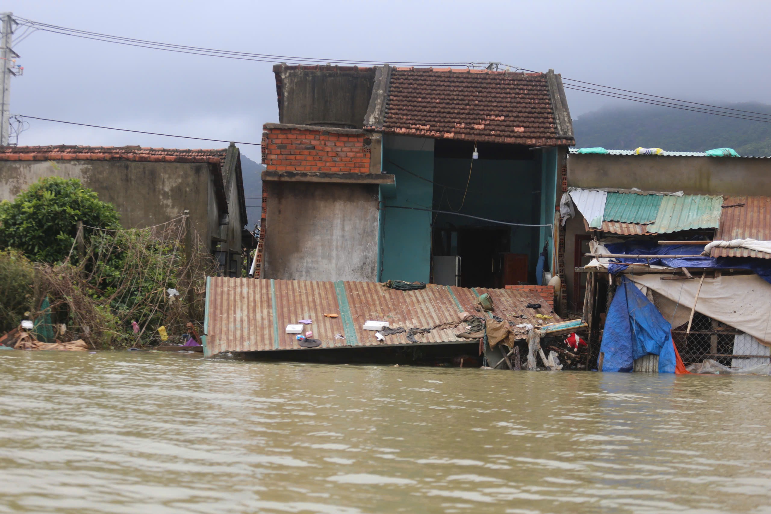 'Rốn lũ' Hòa Xuân ở Phú Yên cũ: Nhiều nơi vẫn ngập, cần cứu trợ khẩn cấp- Ảnh 3.