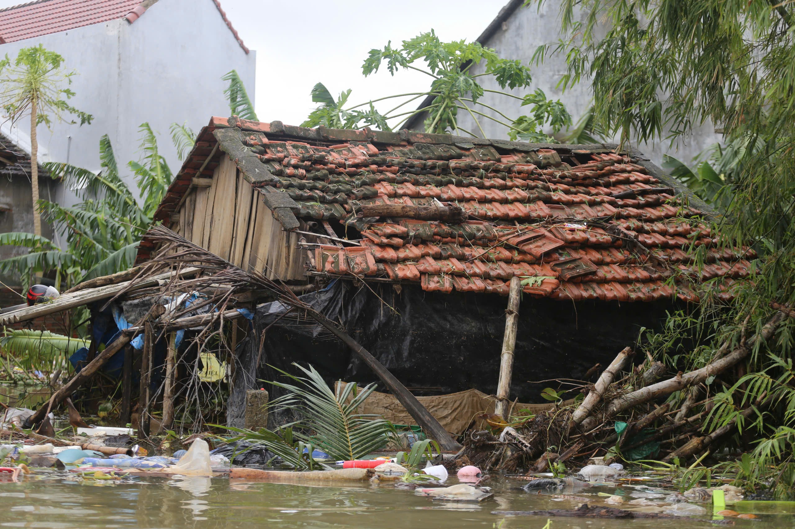 'Rốn lũ' Hòa Xuân ở Phú Yên cũ: Nhiều nơi vẫn ngập, cần cứu trợ khẩn cấp- Ảnh 4.