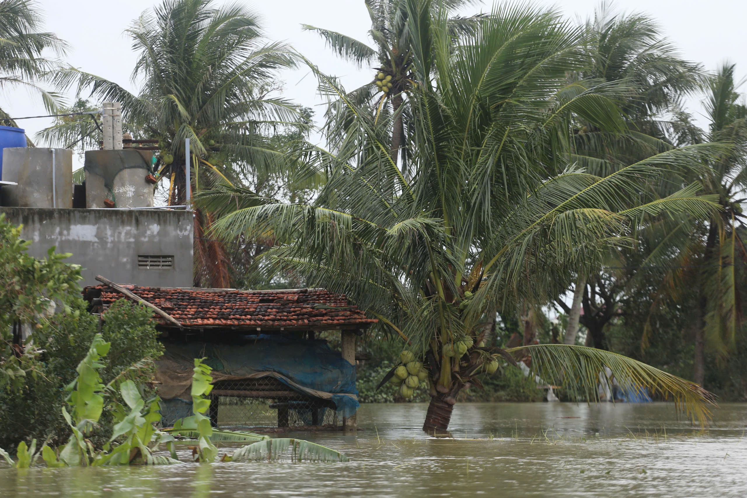 'Rốn lũ' Hòa Xuân ở Phú Yên cũ: Nhiều nơi vẫn ngập, cần cứu trợ khẩn cấp- Ảnh 5.