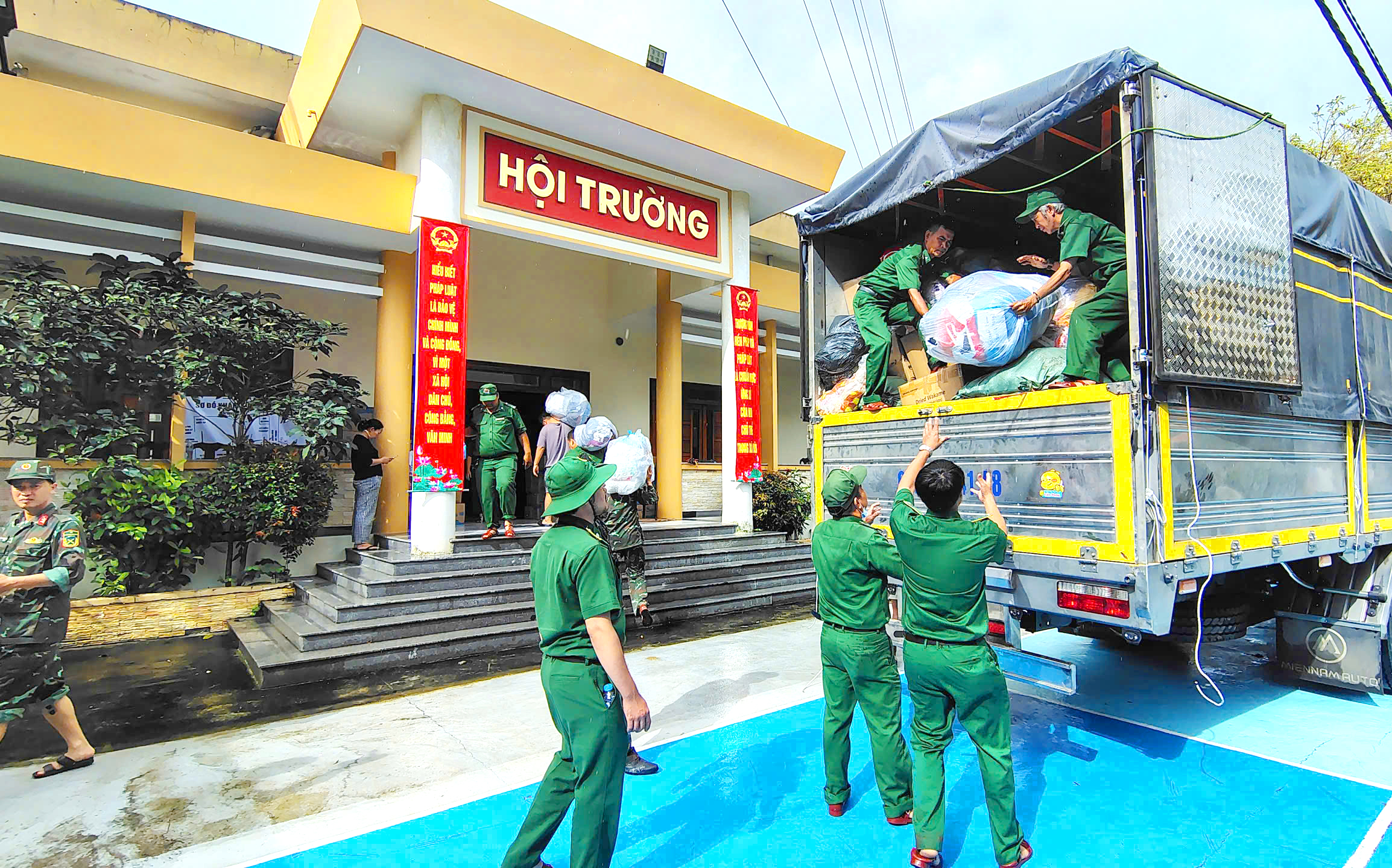 Thanh niên xung phong TP.HCM lên đường trong đêm, tiếp sức Khánh Hòa vượt lũ lịch sử- Ảnh 2.