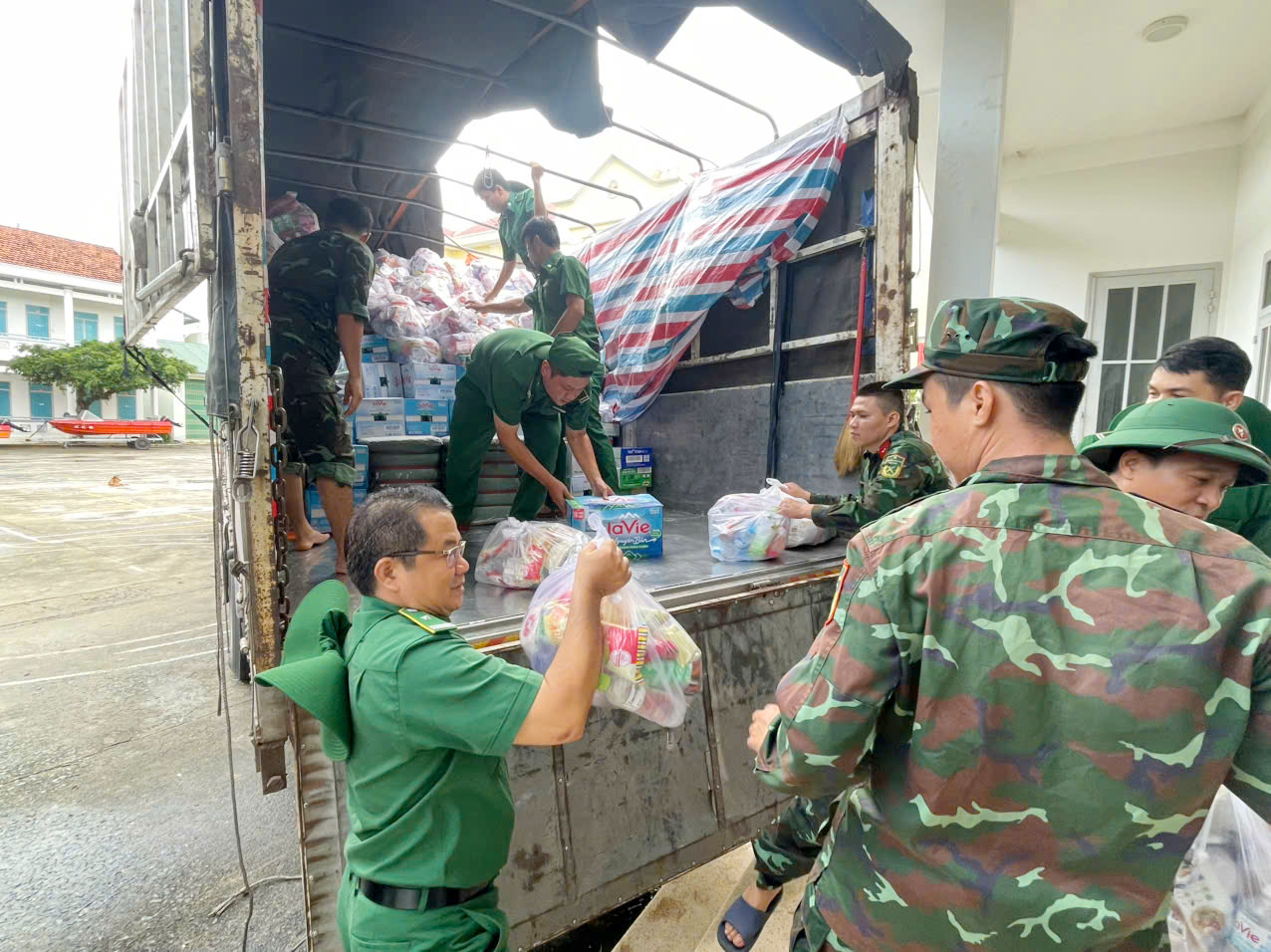 Thanh niên xung phong TP.HCM lên đường trong đêm, tiếp sức Khánh Hòa vượt lũ lịch sử- Ảnh 6.