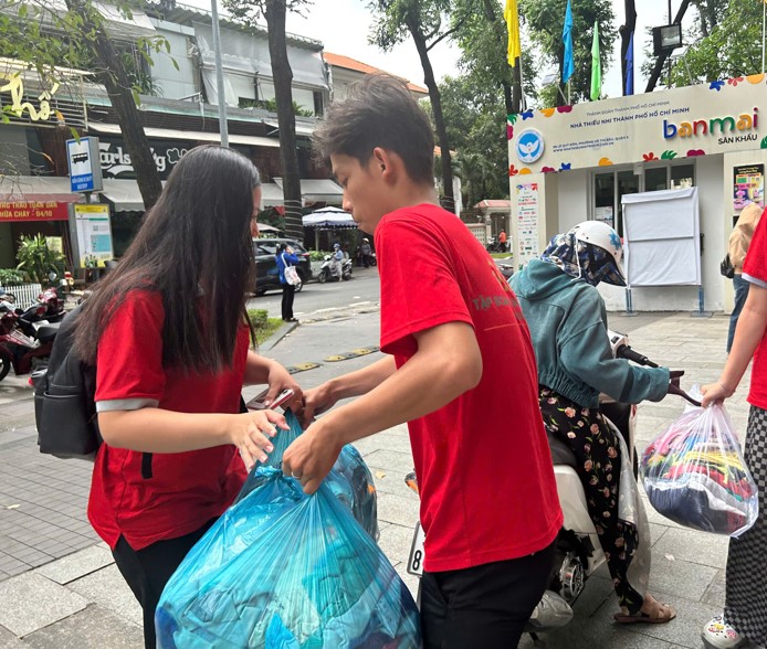 Con gái kêu cứu trợ lũ, mẹ tất tả gõ cửa cả xóm xin quần áo cũ- Ảnh 1.