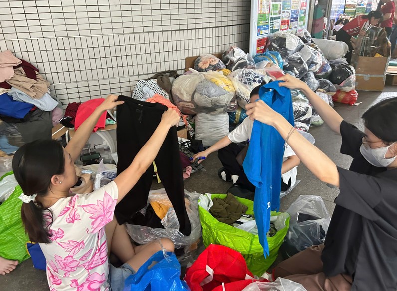 Con gái kêu cứu trợ lũ, mẹ tất tả gõ cửa cả xóm xin quần áo cũ- Ảnh 7.