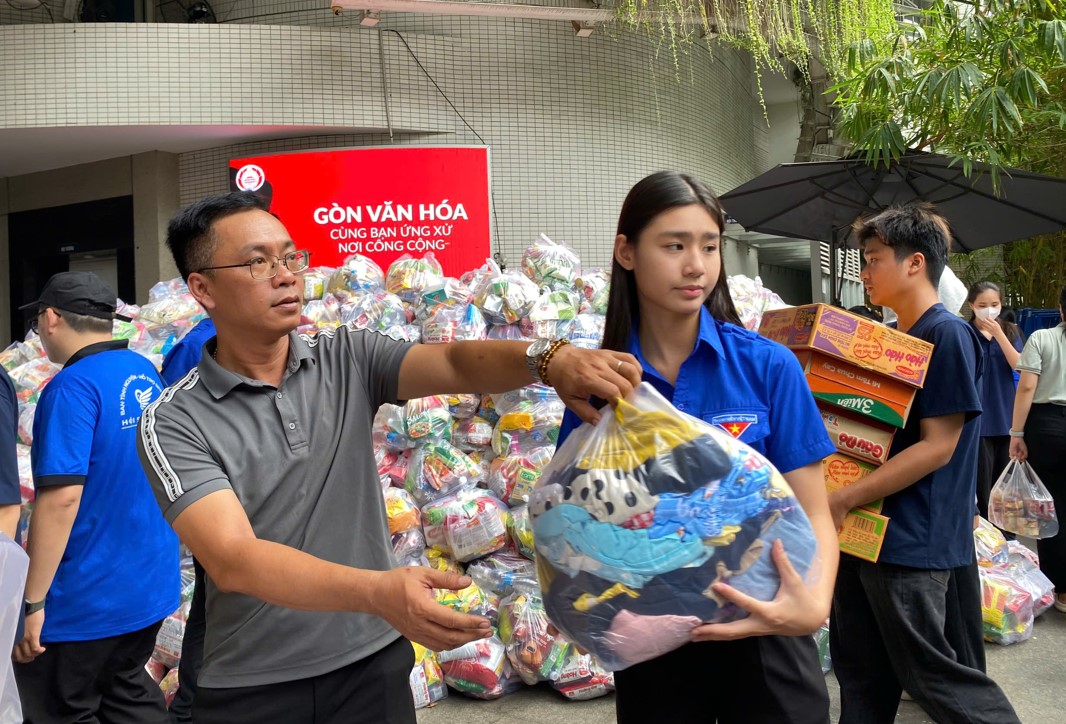 Con gái kêu cứu trợ lũ, mẹ tất tả gõ cửa cả xóm xin quần áo cũ- Ảnh 8.